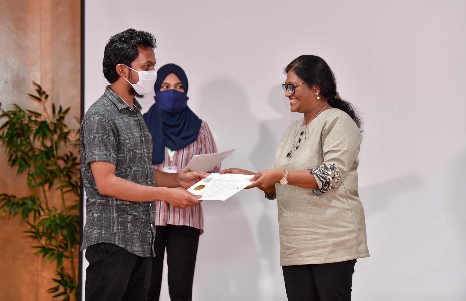 ގެމެން މޮޑިއުލް މެދުވެރިކޮށް ހެއްދި އުފަންދުވަހުގެ ސެޓްފިކެޓެއް، މާލޭގެ މޭޔަރު ޝިފާ މިއަދުގެ ރަސްމިއްޔާތުގަިއ ހަވާލު ކޮށްދެއްވަނީ.---ފޮޓޯ: ނިޝާން އަލީ/މިހާރު