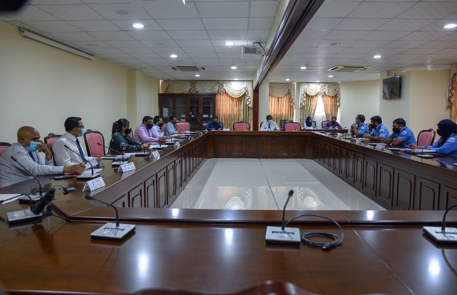 ޖެންޑާ ކޮމިޓީގެ ބައްދަލުވުމުގައި މެމްބަރުން ބައިވެރިވެވަޑައިގަންނަވަނީ. --ފޮޓޯ/މިހާރު