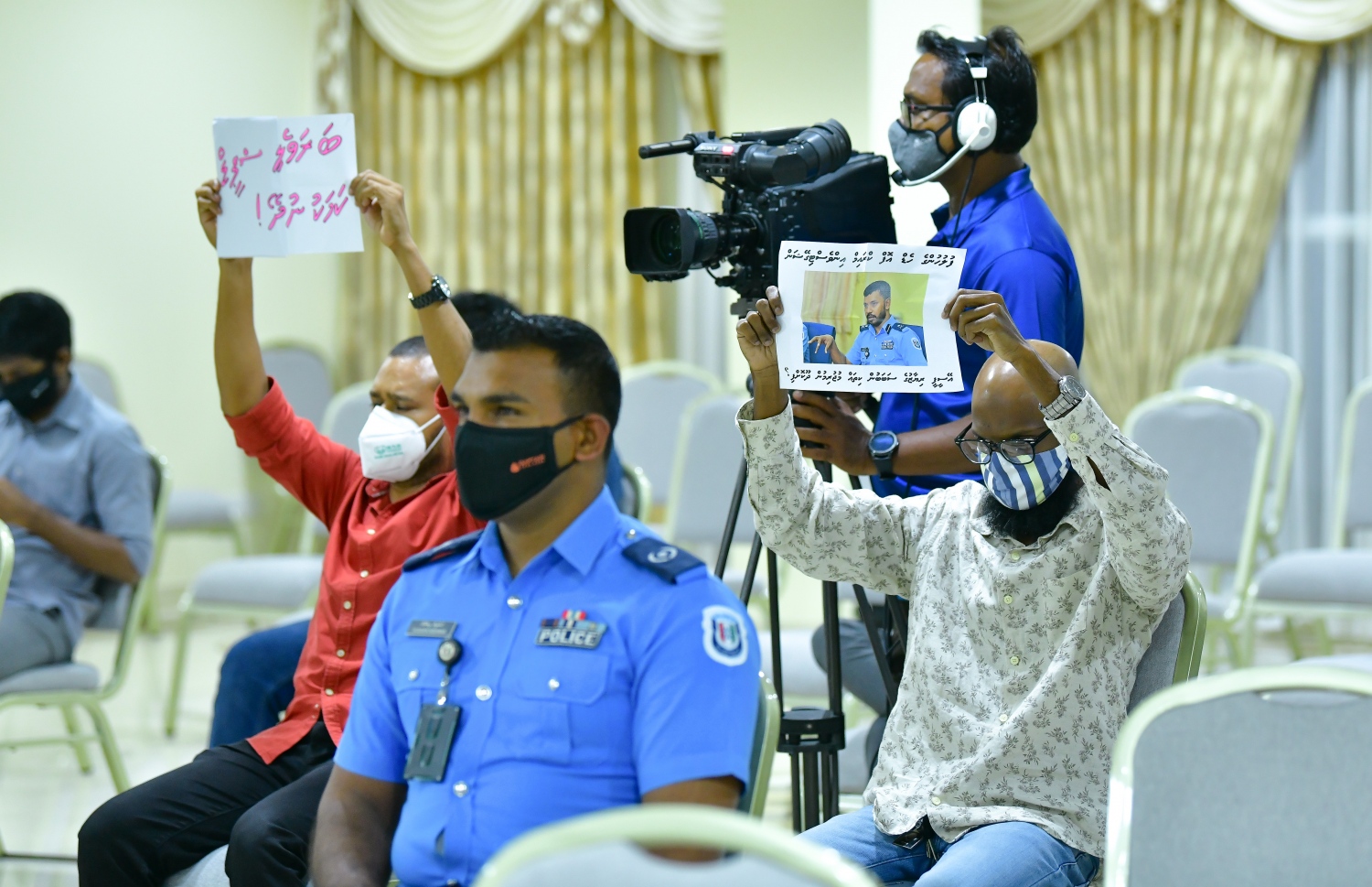 ޖިންސީ ގޯނާއާ ދެކޮޅަށް މަޖިލީހުގެ އިދާރާގައި މިރޭ އިހުތިޖާޖު ކުރަނީ.---ފޮޓޯ: އަހުމަދު އަވްޝަން/މިހާރު