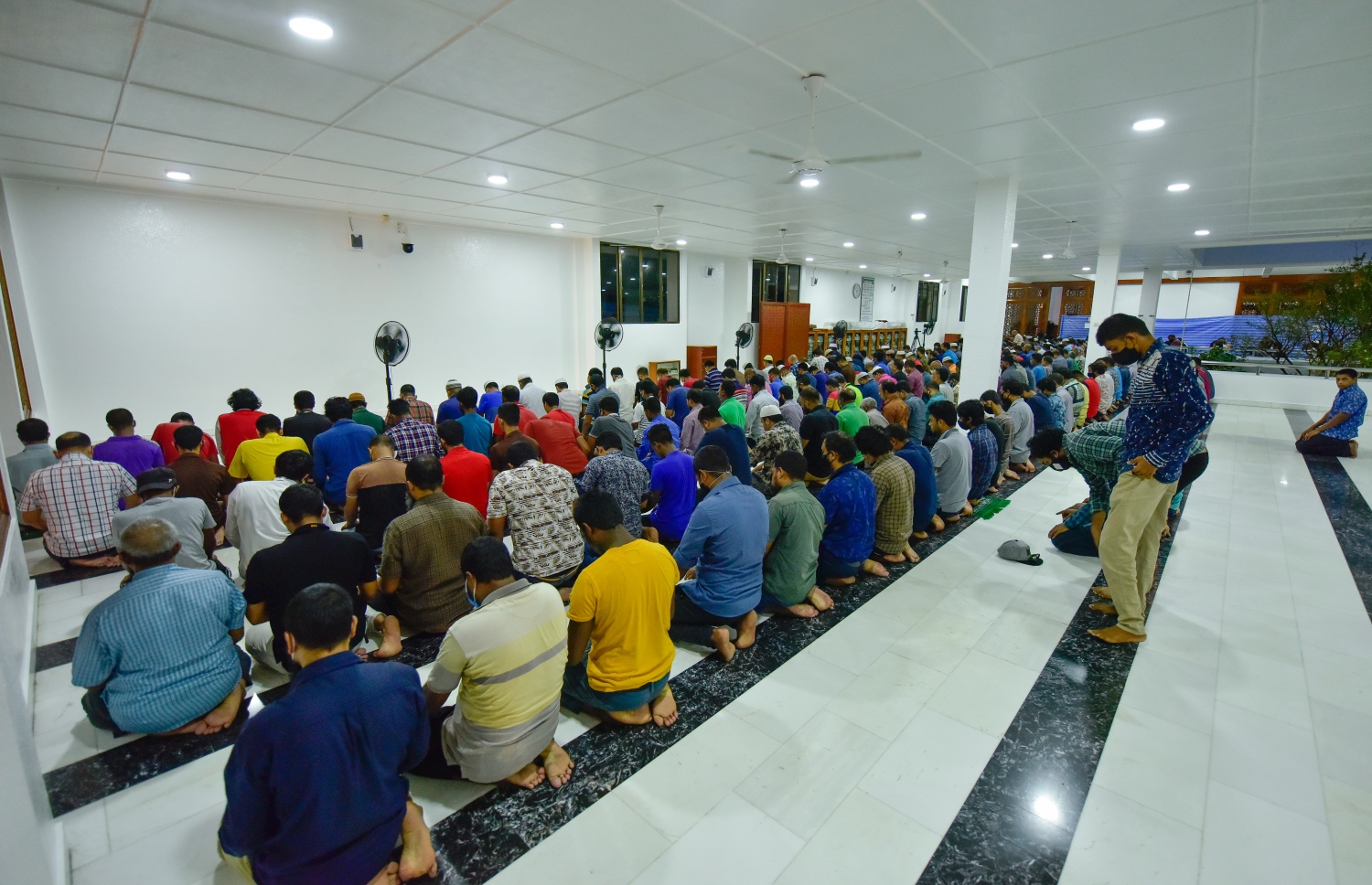 މާލެ: ޖުލައި 1، 2020: ލޮކްޑައުންއަށް ފަހު މާލެ އާއި ވިލިމާލެ އާއި ހުޅުމާލޭގެ މިސްކިތްތަކުގައި ޖަމާއަތުގައި ނަމާދު ކުރަން ފެށުން.-- ފޮޓޯ: އަހުމަދު އަވްޝަން /މިހާރު