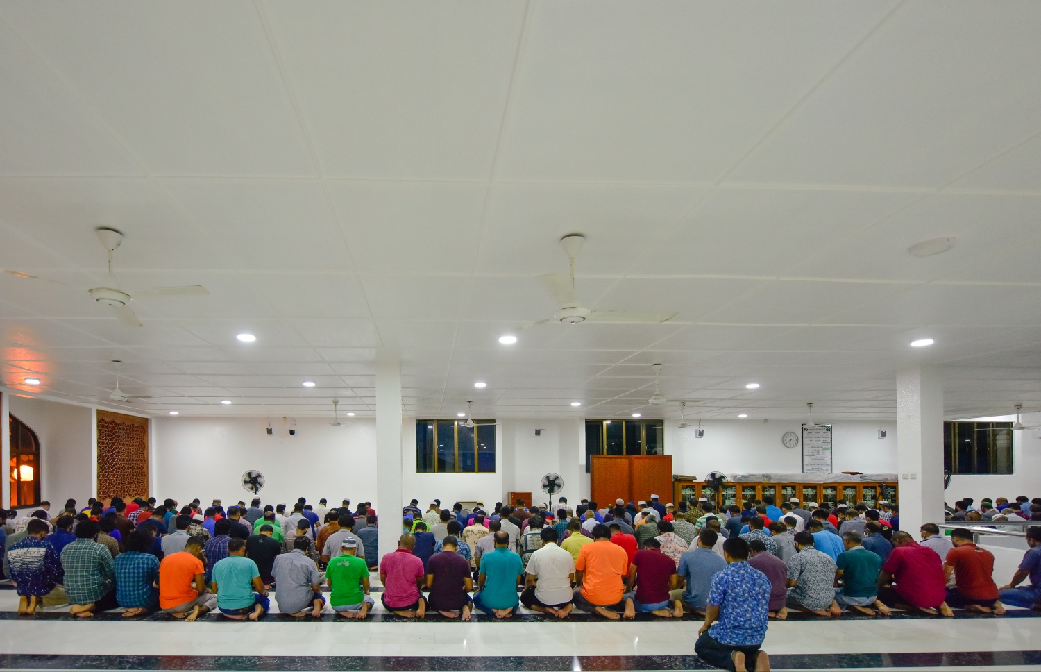 މާލެ: ޖުލައި 1، 2020: ލޮކްޑައުންއަށް ފަހު މާލެ އާއި ވިލިމާލެ އާއި ހުޅުމާލޭގެ މިސްކިތްތަކުގައި ޖަމާއަތުގައި ނަމާދު ކުރަން ފެށުން.-- ފޮޓޯ: އަހުމަދު އަވްޝަން /މިހާރު