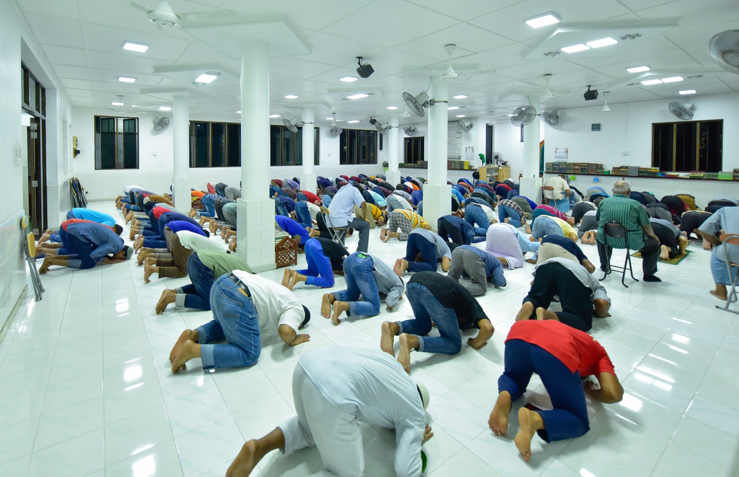 މާލެ: ޖުލައި 1، 2020: ލޮކްޑައުންއަށް ފަހު މާލެ އާއި ވިލިމާލެ އާއި ހުޅުމާލޭގެ މިސްކިތްތަކުގައި ޖަމާއަތުގައި ނަމާދު ކުރަން ފެށުން.-- ފޮޓޯ: އަހުމަދު އަވްޝަން /މިހާރު