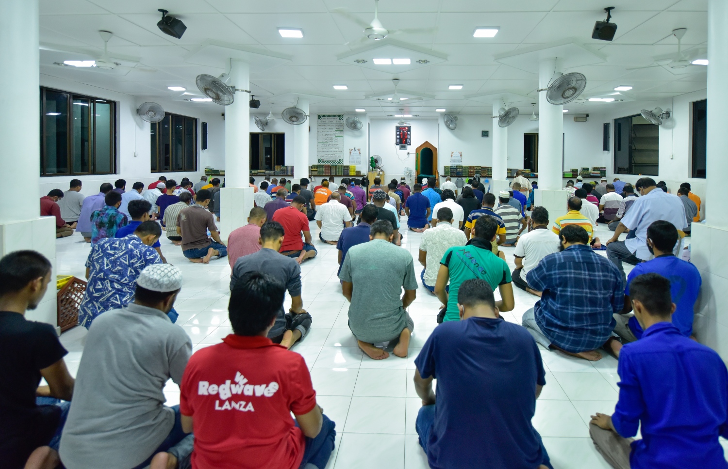 މާލެ: ޖުލައި 1، 2020: ލޮކްޑައުންއަށް ފަހު މާލެ އާއި ވިލިމާލެ އާއި ހުޅުމާލޭގެ މިސްކިތްތަކުގައި ޖަމާއަތުގައި ނަމާދު ކުރަން ފެށުން.-- ފޮޓޯ: އަހުމަދު އަވްޝަން /މިހާރު