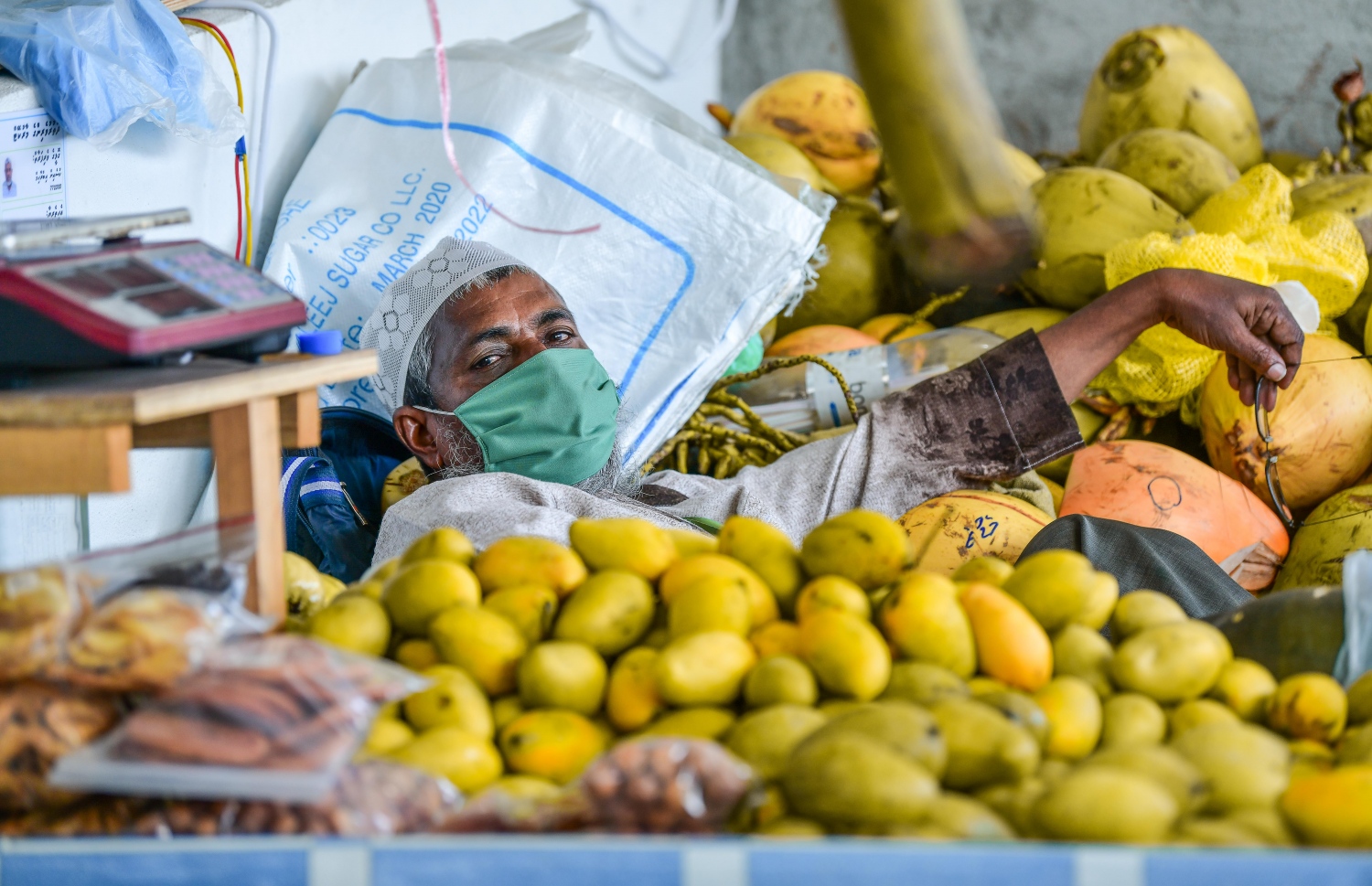 ލޯކަލް މާރުކޭޓު ހުޅުވާފައި، ވިޔަފާރި ދަށް