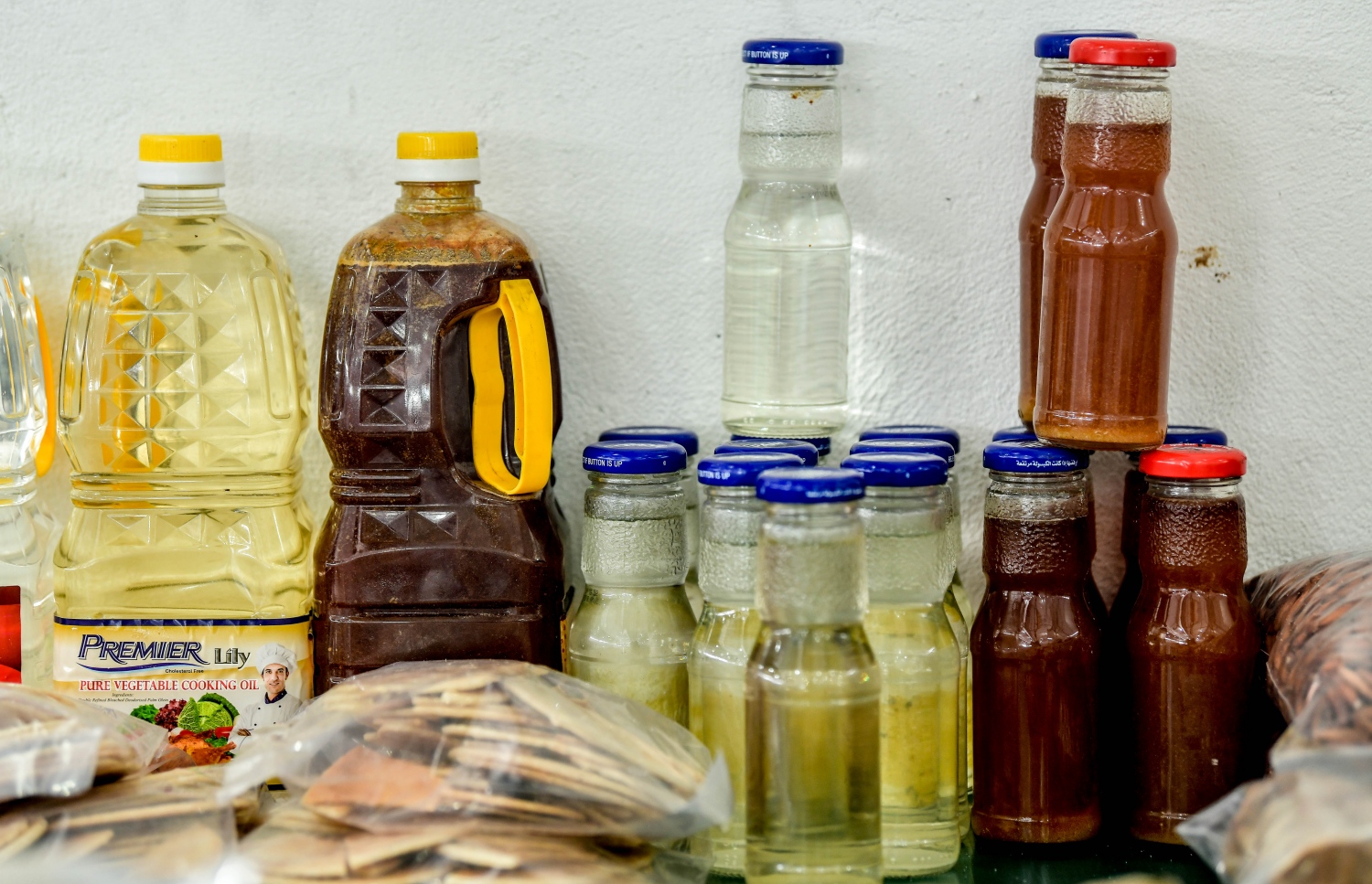 މާލެ: ޖުލައި 2، 2020: ލޯކަލް މާރުކޭޓުގައި ގޮޅިއެއްގައި ވިއްކަން ބަހައްޓާފައި ހުރި ދިވެހި އުފެއްދުންތަކެއް ، ވިޔަފާރި ދަށް ކަމަށާއި މުދާ ނުވިކި އުކާލަން ޖެހޭކަމަށް ވިޔަފާރިވެރިން ބުނޭ--. ފޮޓޯ: ނިޝާން އަލީ/މިހާރު