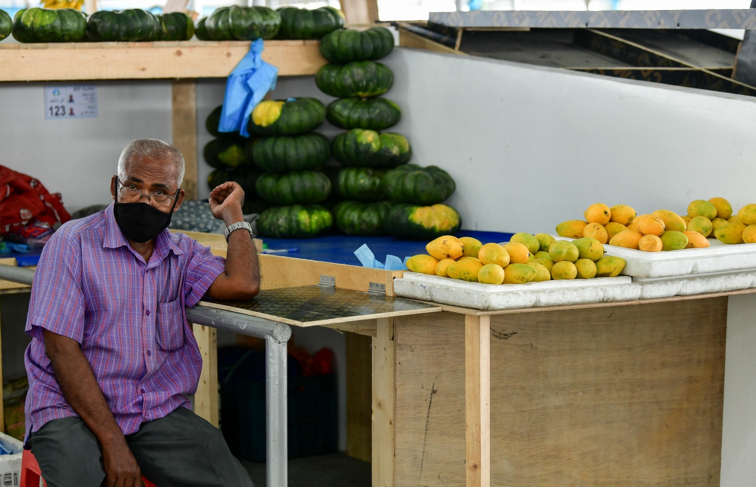 މާލެ: ޖުލައި 2، 2020: ލޯކަލް މާރުކޭޓުގައި ގޮޅިއެއްގައި ކާބޯތަކެތި ވިއްކާ މީހަކު ހަރަކާތްތެރިވަނީ ، ވިޔަފާރި ދަށް ކަމަށާއި މުދާ ނުވިކި އުކާލަން ޖެހޭކަމަށް ވިޔަފާރިވެރިން ބުނޭ--. ފޮޓޯ: ނިޝާން އަލީ/މިހާރު