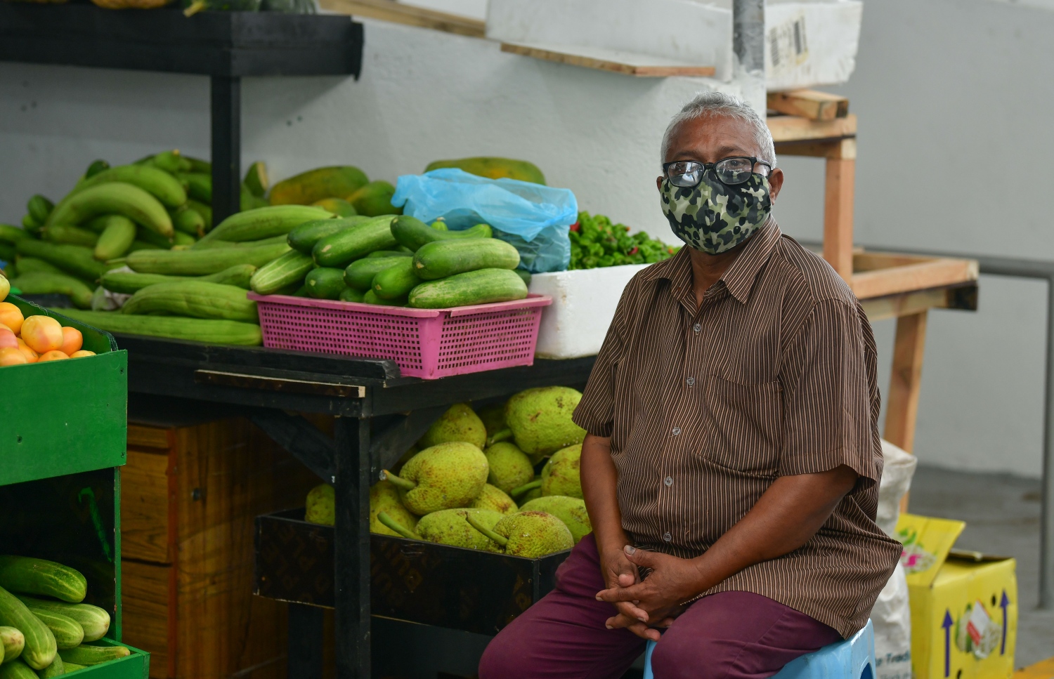 މާލެ: ޖުލައި 2، 2020: ލޯކަލް މާރުކޭޓުގެ ގޮޅިއެއްގައި ސޭޓަކު އިށީންދެލައިގެން: ވިޔަފާރި ދަށް ކަމަށާއި މުދާ ނުވިކި އުކާލަން ޖެހޭކަމަށް ވިޔަފާރިވެރިން ބުނޭ--. ފޮޓޯ: ނިޝާން އަލީ/މިހާރު