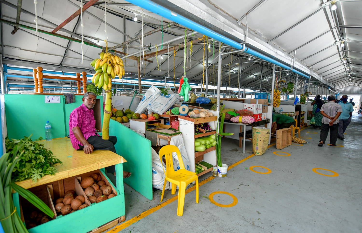 މާލެ: ޖުލައި 2، 2020: ލޯކަލް މާރުކޭޓުގައި ގޮޅިއެއްގައި ކާބޯތަކެތި ވިއްކާ މީހަކު ހަރަކާތްތެރިވަނީ: ވިޔަފާރި ދަށް ކަމަށާއި މުދާ ނުވިކި އުކާލަން ޖެހޭކަމަށް ވިޔަފާރިވެރިން ބުނޭ--. ފޮޓޯ: ނިޝާން އަލީ/މިހާރު