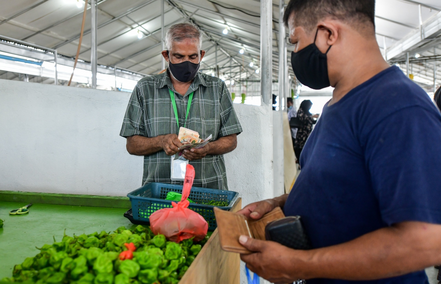 ދަތުރުވެރިންގެ މާރުކޭޓުގެ ގޮޅިއަކުން މީހަކު ވިޔަފާރި ކުރަނީ--. ފޮޓޯ: ނިޝާން އަލީ/މިހާރު