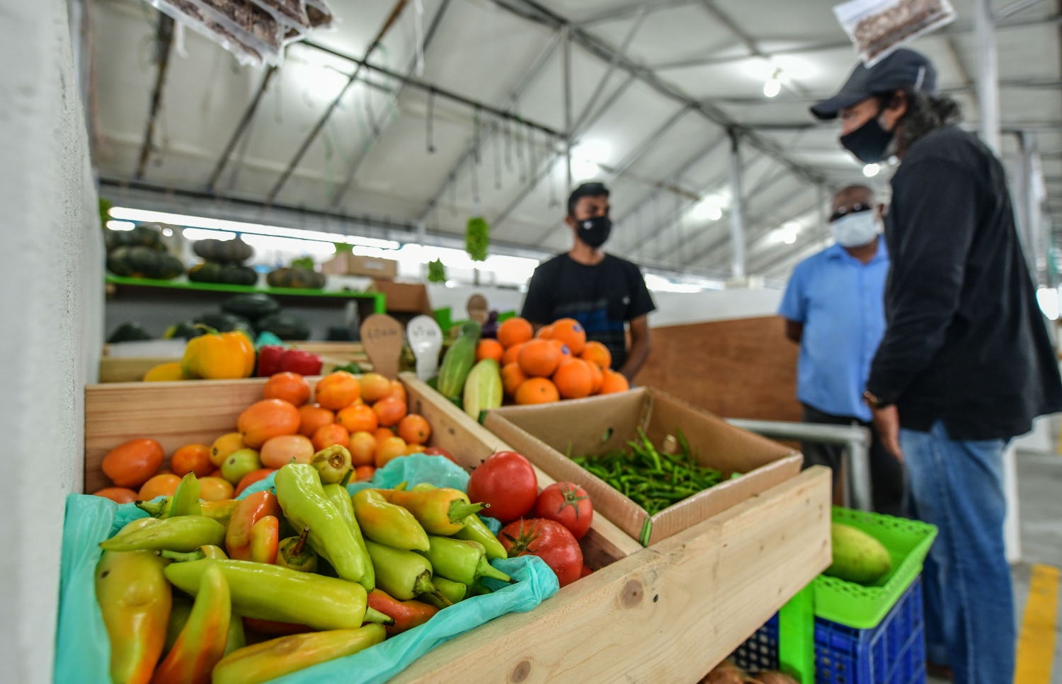 މާލެ: ޖުލައި 2، 2020: ލޯކަލް މާރުކޭޓު ގޮޅިއެއް ކައިރީގައި ބަޔަކު މަޑުކޮށްލައިގެން: ވިޔަފާރި ދަށް ކަމަށާއި މުދާ ނުވިކި އުކާލަން ޖެހޭކަމަށް ވިޔަފާރިވެރިން ބުނޭ--. ފޮޓޯ: ނިޝާން އަލީ/މިހާރު