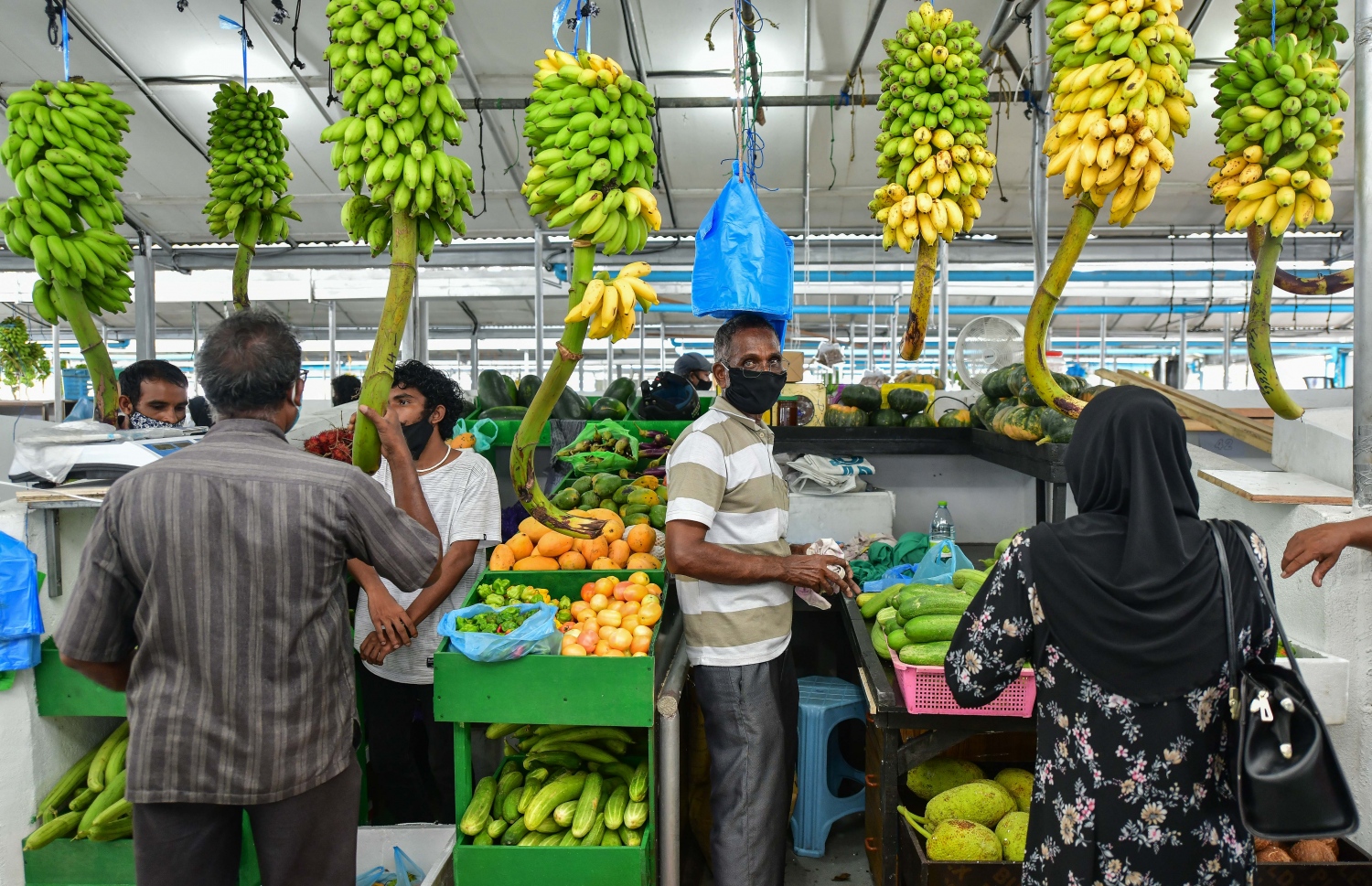 މާލެ: ޖުލައި 2، 2020: ލޯކަލް މާރުކޭޓުގައި ބަޔަކު ވިޔަފާރި ކުރަނީ: ވިޔަފާރި ދަށް ކަމަށާއި މުދާ ނުވިކި އުކާލަން ޖެހޭކަމަށް ވިޔަފާރިވެރިން ބުނޭ--. ފޮޓޯ: ނިޝާން އަލީ/މިހާރު