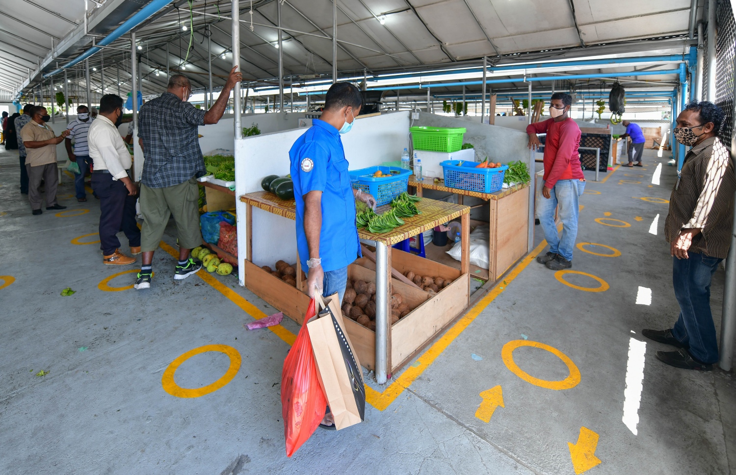 މާލެ: ޖުލައި 2، 2020: ލޯކަލް މާރުކޭޓުގައި ބަޔަކު ވިޔަފާރި ކުރަނީ: ވިޔަފާރި ދަށް ކަމަށާއި މުދާ ނުވިކި އުކާލަން ޖެހޭކަމަށް ވިޔަފާރިވެރިން ބުނޭ--. ފޮޓޯ: ނިޝާން އަލީ/މިހާރު