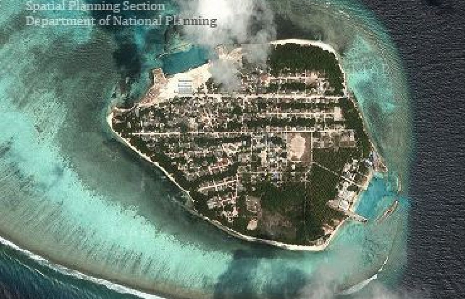 ރ. އަލިފުށީ މަތިން ނަގާފައިވާ ސެޓްލައިޓް ފޮޓޯއެއް. އެރަށަކީ ރ އަތޮޅުގެ އެންމެ އުތުރަށް އޮތް ރަށް.