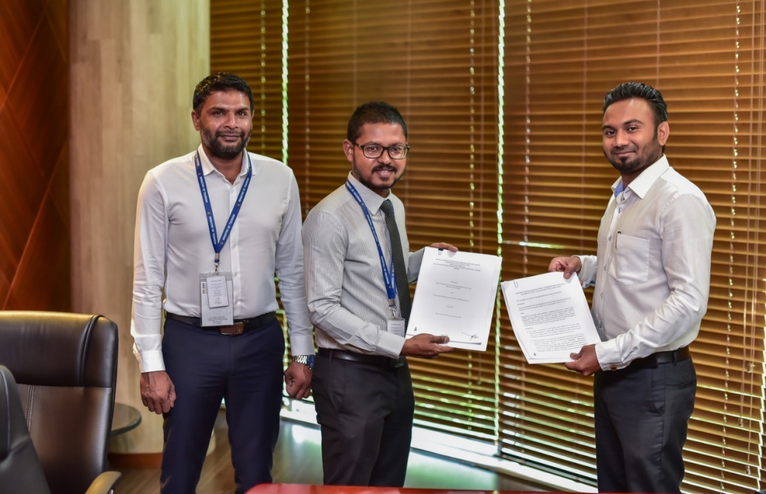 ނާގޯށި އެމްޓީޑީސީއާ ހަވާލުކުރުމުގެ އެއްބަސްވުމުގައި ޖުލައި 2020 ގައި ސޮއިކުރުމަށް ފަހު، އެ ކުންފުނީގެ އެމްޑީ ތަޒްމީލާއި ޓޫރިޒަމް މިނިސްޓްރީގެ އޮފިޝަލަކު ފޮޓޯއެއް ނަންގަވަނީ.---ފޮޓޯ: އެމްޓީޑީސީ