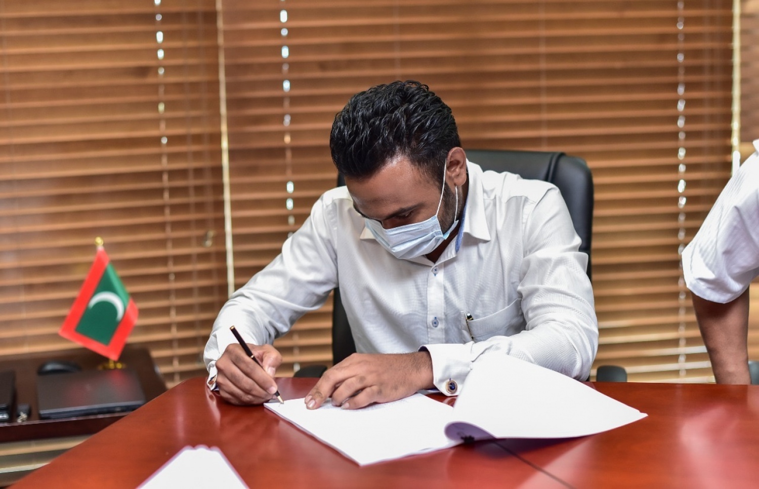 ނާގޯށީގެ އެއްބަސްވުމުގައި އެމްޓީޑީސީގެ މެނޭޖިން ޑިރެކްޓަރު ތަޒްމީލް ސޮއިކުރައްވަނީ-- ފޮޓޯ:އެމްޓީޑީސީ