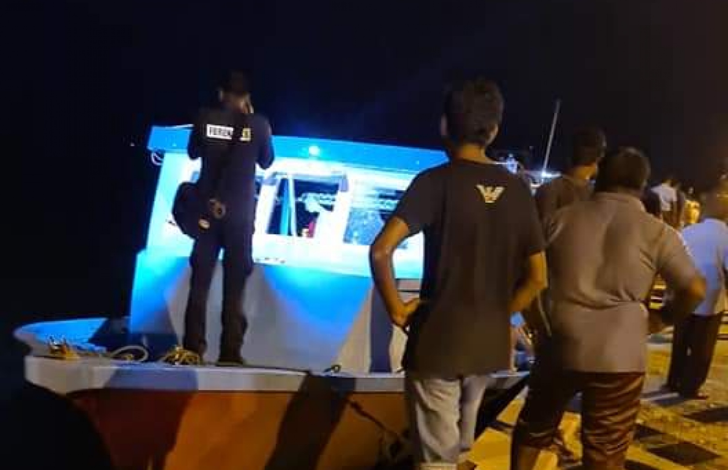 ހަމަނުޖެހުން ކޮންޓްރޯލްކުރުމަށް ފުލުހުންތަކެއް، ތުޅާދޫ ކައިރީގައި ހަރަކާތްތެރިވަނީ.-- ފޭސްބުކް ފޮޓޯ: ބަނީ