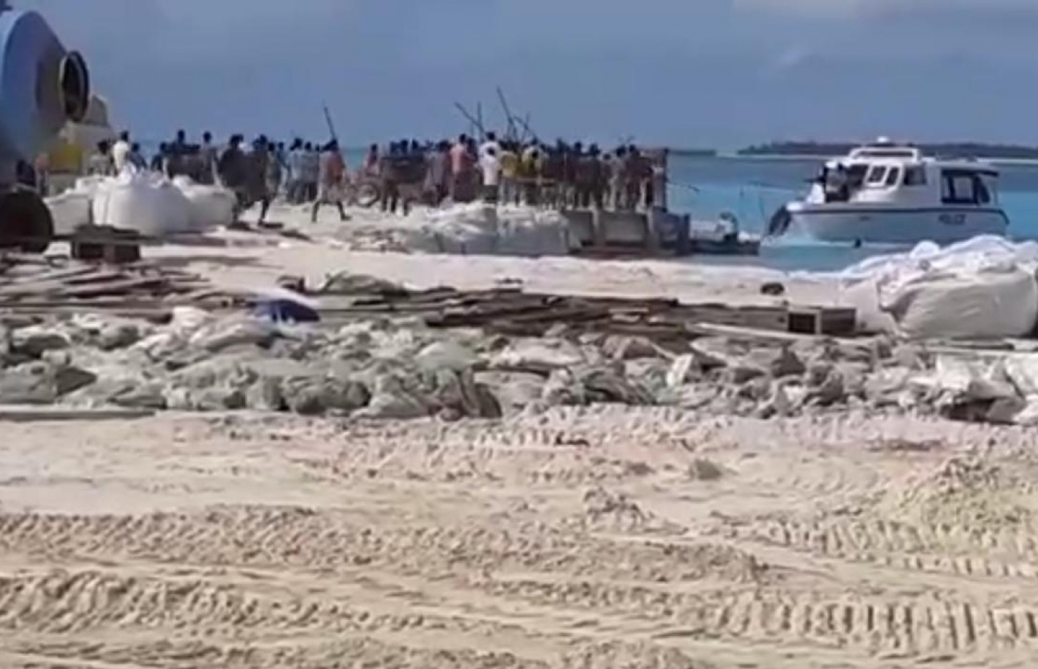 ބޮޑުފިނޮޅުގައި މަސައްކަތްކުރާ ދިވެހިން ބަލައި ދިޔަ ލޯންޗާ ދިމާލަށް ބިދޭސީ މުވައްޒަފުން އެއްޗެހި އުކައި ހަމަނުޖެހުން ހިންގަނީ