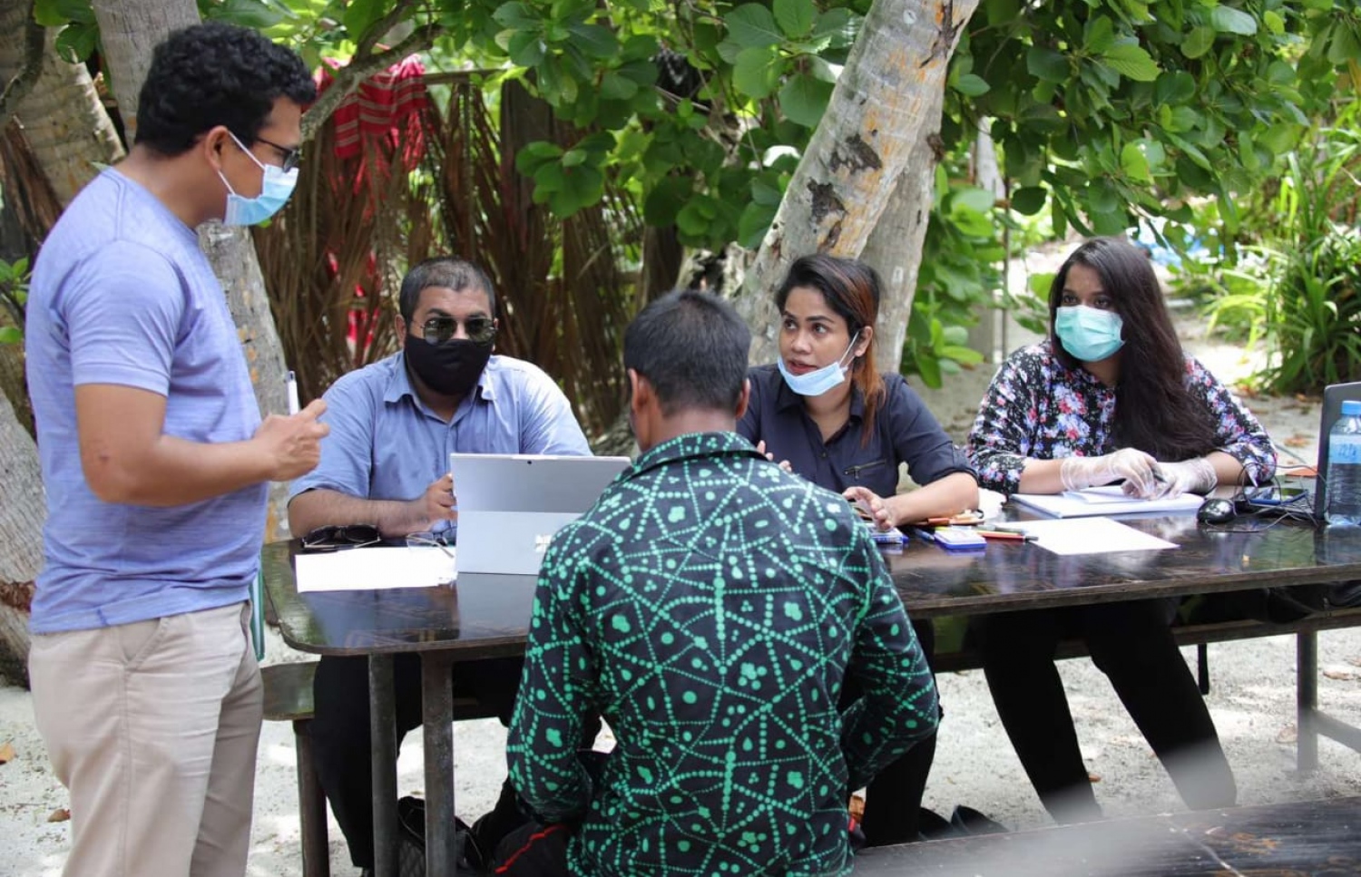 ޝުނާނާ (ކ2) އާއި އެހެން ބައެއް ވަކީލުން ބޮޑު ފިނޮޅުގައި ބިދޭސީ މީހަކާ ވާހަކަދައްކަވަނީ. ފޮޓޯ: ޕީއައިއެލްސީ