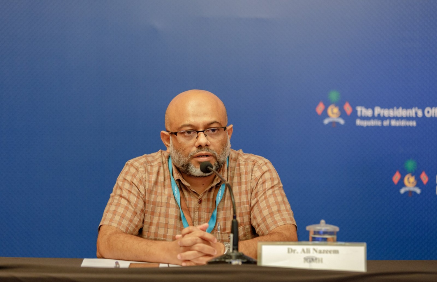 އެޗުއީއޯސީގެ މީޑިއާ ބްރީފިންއެއްގައި ޑރ. އަލީ ނަޒީމް އޮންލައިންކޮށް ނޫސްވެރިންނާ ވާހަކަ ދައްކަވަނީ.