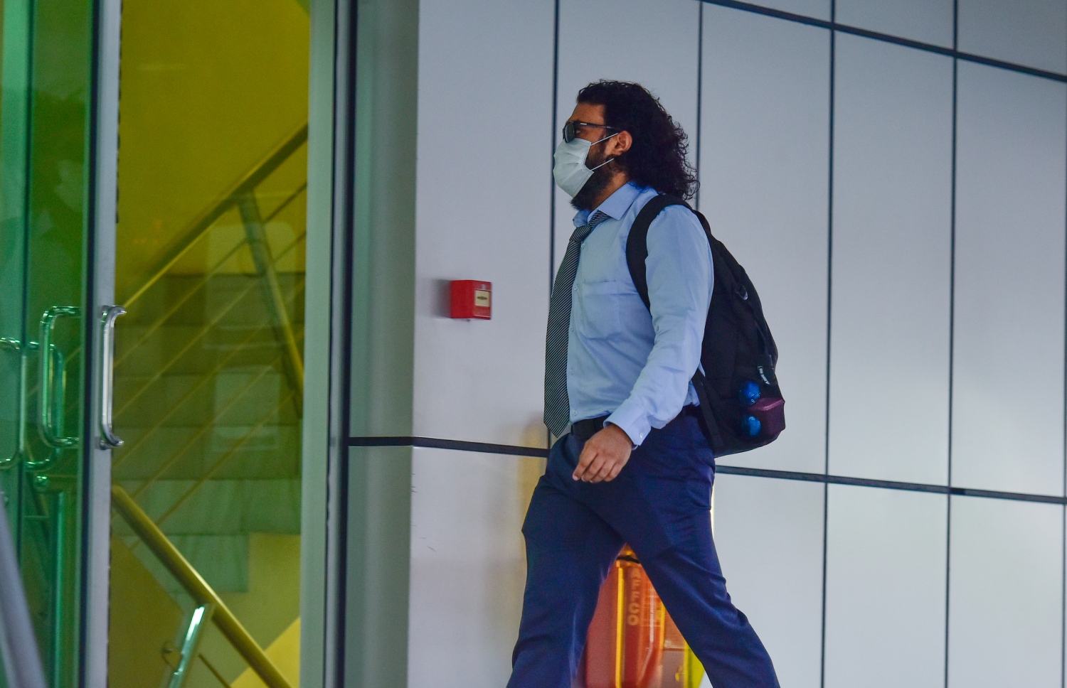 މާލެ: ޖުލައި 5، 2020: ކޮވިޑް-19 އިން ރައްކާތެރިވުމުގެ ފިޔަވަޅުތަކަށް ދިން ލުޔާ އެކު، ސަރުކާރުގެ އޮފީސްތައް މިއަދު ހުޅުވުމުން، އޮފީހަކަށް ދާ މުވައްޒަފަކު ވެލާނާގޭގެ އިމާރާތަށް ވަންނަނީ.---ފޮޓޯ: އަހުމަދު އަވްޝަން/މިހާރު