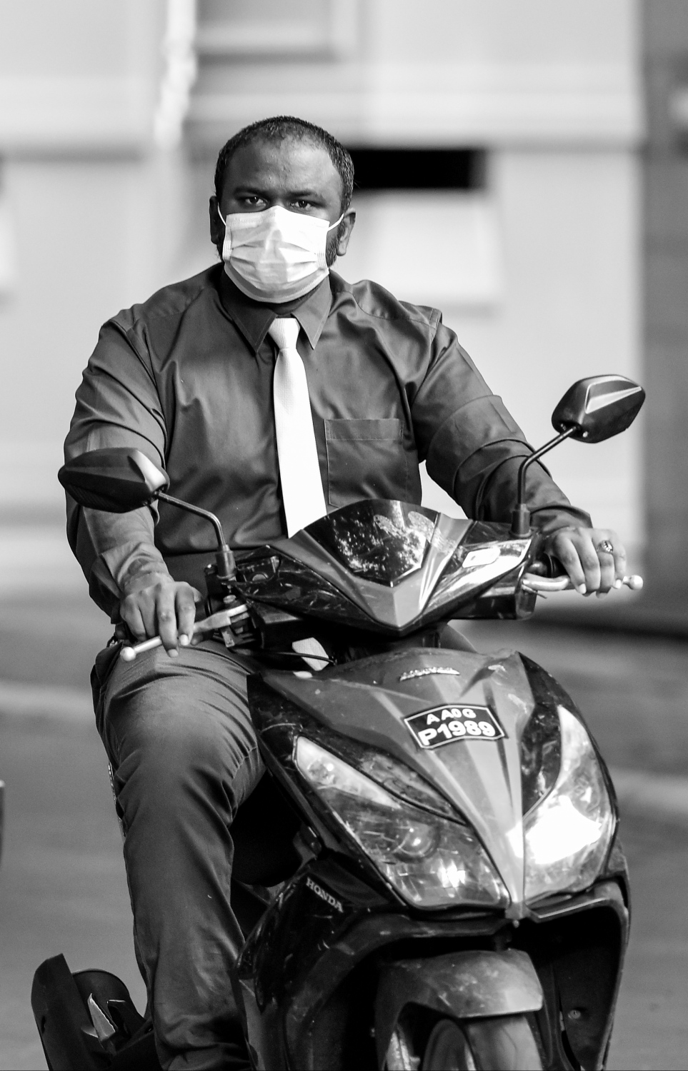 މާލެ: ޖުލައި 5، 2020- ކޮވިޑް-19 އިން ރައްކާތެރިވުމުގެ ފިޔަވަޅުތަކަށް ދިން ލުޔާ އެކު، ސަރުކާރުގެ އޮފީސްތައް މިއަދު ހުޅުވުމުން، އޮފީހަކަށް ދާ މުވައްޒަފަކު މާސްކް އަޅައިގެން ސައިކަލްގައި ދަނީ.---ފޮޓޯ: އަހުމަދު އަވްޝަން/މިހާރު