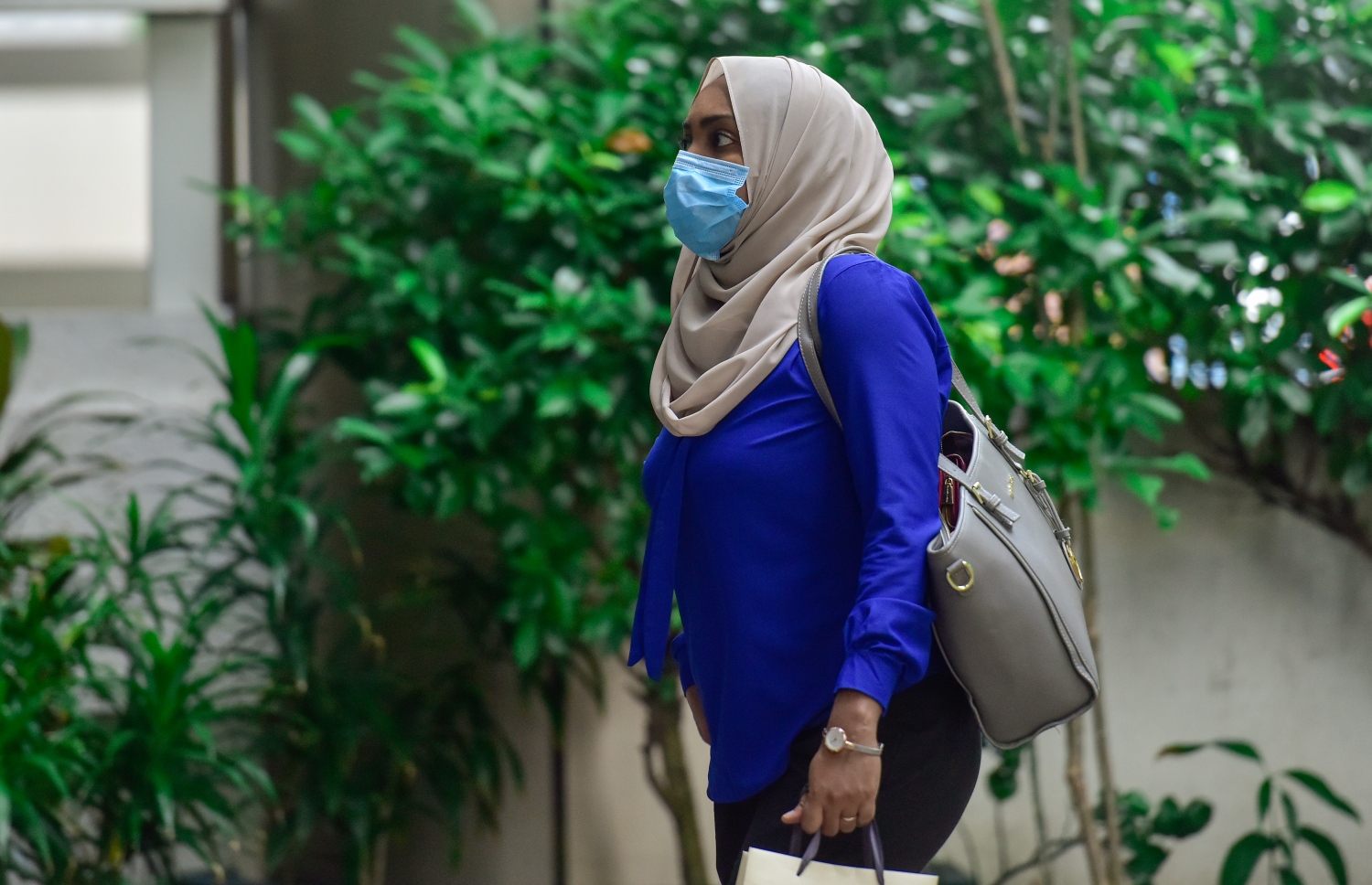 މާލެ: ޖުލައި 5، 2020: ކޮވިޑް-19 އިން ރައްކާތެރިވުމުގެ ފިޔަވަޅުތަކަށް ދިން ލުޔާ އެކު، ސަރުކާރުގެ އޮފީސްތައް މިއަދު ހުޅުވުމުން، އޮފީހަކަށް ދާ މުވައްޒަފަކު ވެލާނާގޭގެ އިމާރާތަށް ވަންނަނީ.---ފޮޓޯ: އަހުމަދު އަވްޝަން/މިހާރު