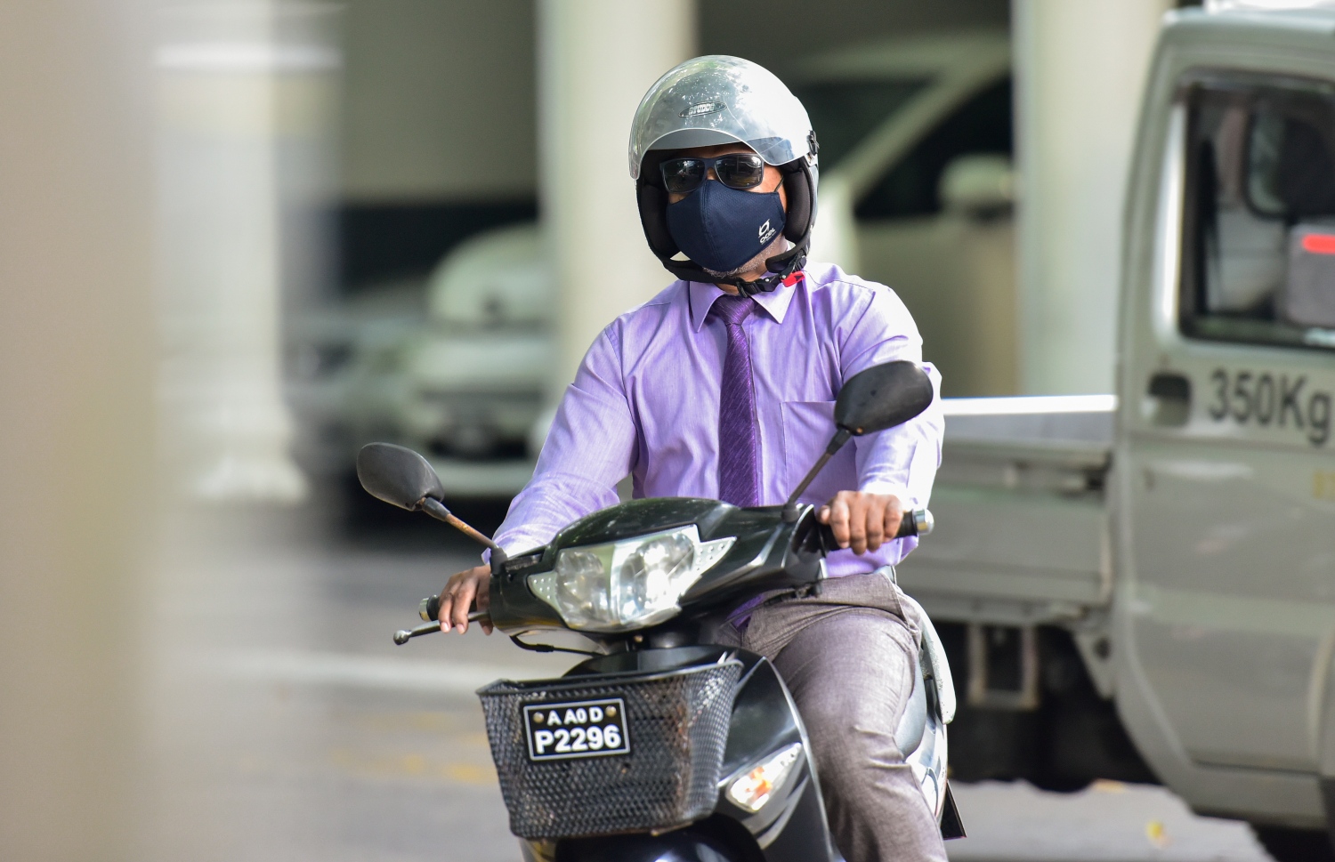 މާލެ: ޖުލައި 5، 2020- ކޮވިޑް-19 އިން ރައްކާތެރިވުމުގެ ފިޔަވަޅުތަކަށް ދިން ލުޔާ އެކު، ސަރުކާރުގެ އޮފީސްތައް މިއަދު ހުޅުވުމުން، ހުޅުމާލޭގައި ދިރިއުޅޭ މީހަކު ސައިކަލްގައި އޮފީހަށް ދަނީ.---ފޮޓޯ: އަހުމަދު އަވްޝަން/މިހާރު