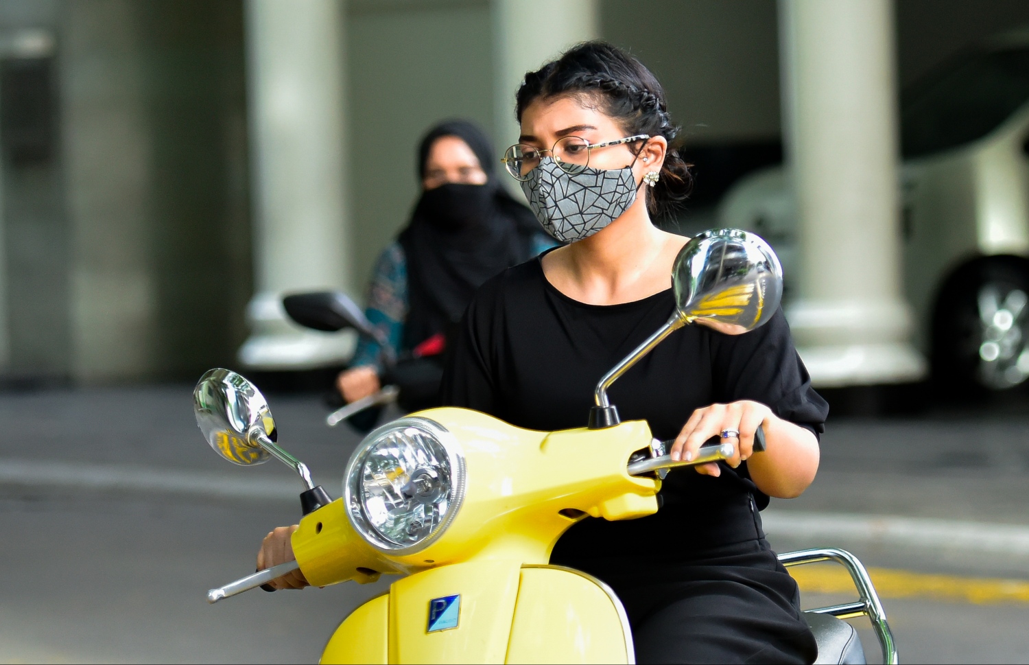 މާލެ: ޖުލައި 5، 2020- ކޮވިޑް-19 އިން ރައްކާތެރިވުމުގެ ފިޔަވަޅުތަކަށް ދިން ލުޔާ އެކު، ސަރުކާރުގެ އޮފީސްތައް މިއަދު ހުޅުވުމުން، އޮފީހަކަށް ދާ މުވައްޒަފަކު ސައިކަލްގައި ދަނީ.---ފޮޓޯ: އަހުމަދު އަވްޝަން/މިހާރު