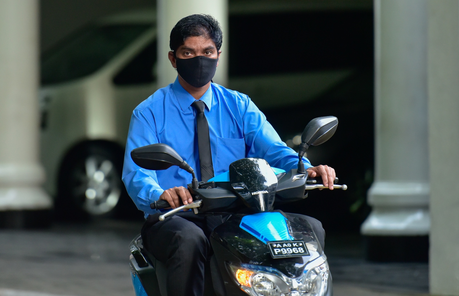 މާލެ: ޖުލައި 5، 2020- ކޮވިޑް-19 އިން ރައްކާތެރިވުމުގެ ފިޔަވަޅުތަކަށް ދިން ލުޔާ އެކު، ސަރުކާރުގެ އޮފީސްތައް މިއަދު ހުޅުވުމުން، އޮފީހަކަށް ދާ މުވައްޒަފަކު ސައިކަލްގައި ދަނީ.---ފޮޓޯ: އަހުމަދު އަވްޝަން/މިހާރު