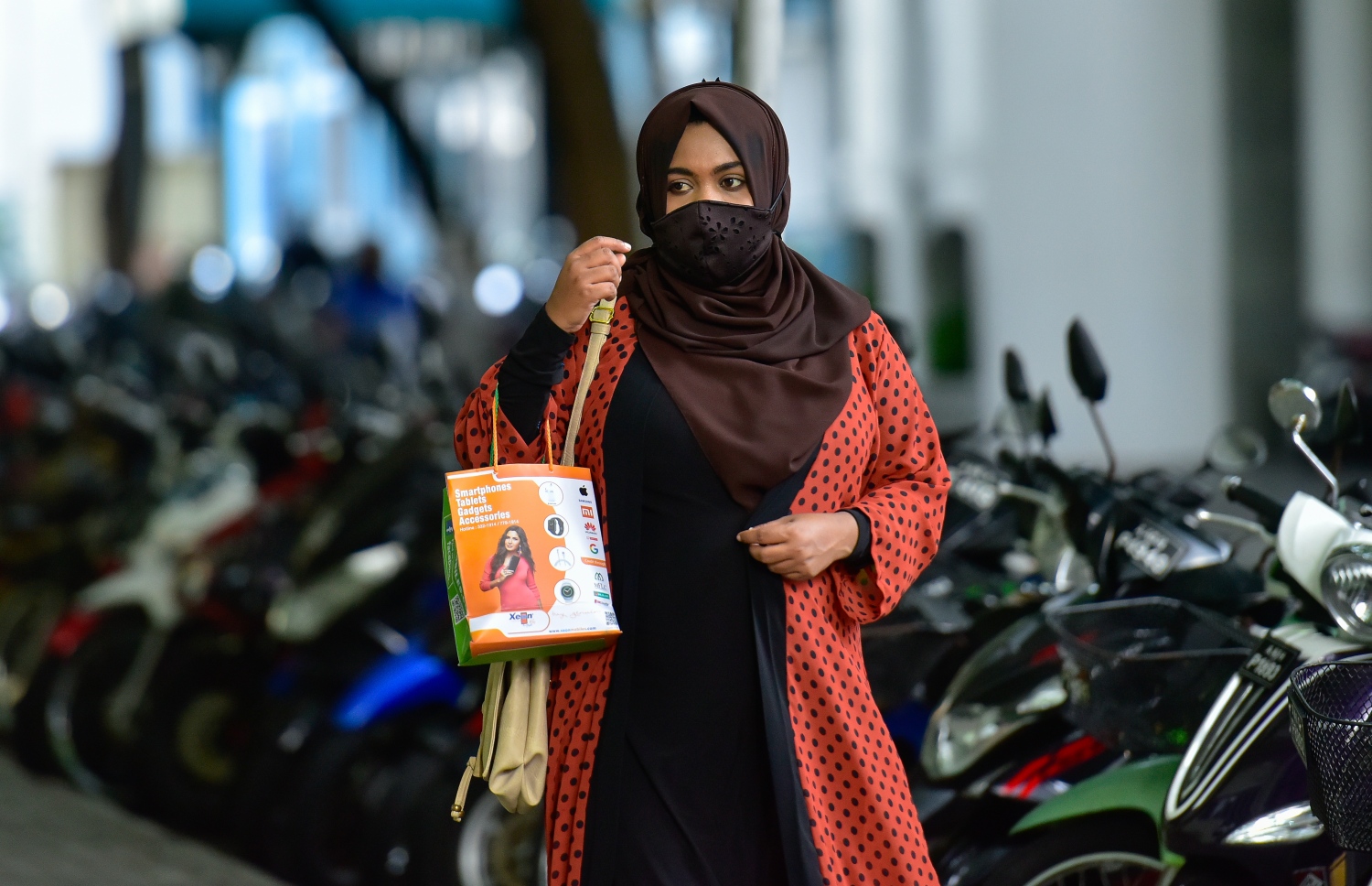 މާލެ: ޖުލައި 5، 2020: ކޮވިޑް-19 އިން ރައްކާތެރިވުމުގެ ފިޔަވަޅުތަކަށް ދިން ލުޔާ އެކު، ސަރުކާރުގެ އޮފީސްތައް މިއަދު ހުޅުވުމުން، އޮފީހަކަށް ދާ މުވައްޒަފަކު އޮފީހަށް ވަންނަން މަގު ހުރަސް ކުރަނީ.---ފޮޓޯ: އަހުމަދު އަވްޝަން/މިހާރު