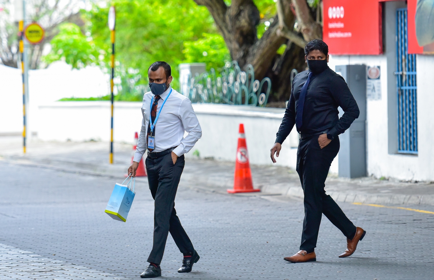 މާލެ: ޖުލައި 5، 2020: ކޮވިޑް-19 އިން ރައްކާތެރިވުމުގެ ފިޔަވަޅުތަކަށް ދިން ލުޔާ އެކު، ސަރުކާރުގެ އޮފީސްތައް މިއަދު ހުޅުވުމުން، އޮފީހަކަށް ދާ ދެ މުވައްޒަފަކު އޮފީހަށް ވަންނަން މަގު ހުރަސް ކުރަނީ.---ފޮޓޯ: އަހުމަދު އަވްޝަން/މިހާރު