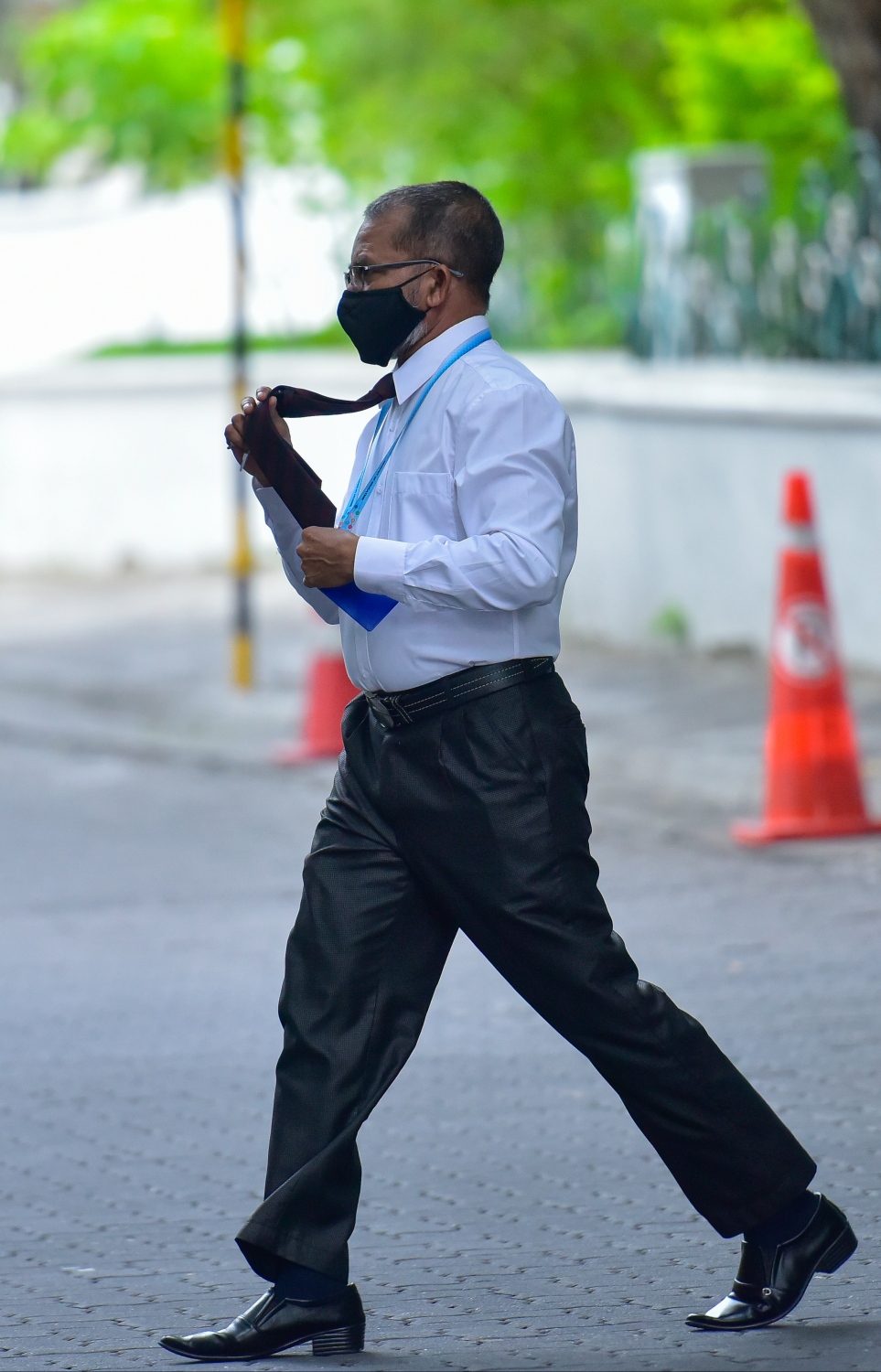 މާލެ: ޖުލައި 5، 2020: ކޮވިޑް-19 އިން ރައްކާތެރިވުމުގެ ފިޔަވަޅުތަކަށް ދިން ލުޔާ އެކު، ސަރުކާރުގެ އޮފީސްތައް މިއަދު ހުޅުވުމުން، އޮފީހަކަށް ދާ މުވައްޒަފަކު އޮފީހަށް ވަންނަން މަގު ހުރަސް ކުރަނީ.---ފޮޓޯ: އަހުމަދު އަވްޝަން/މިހާރު
