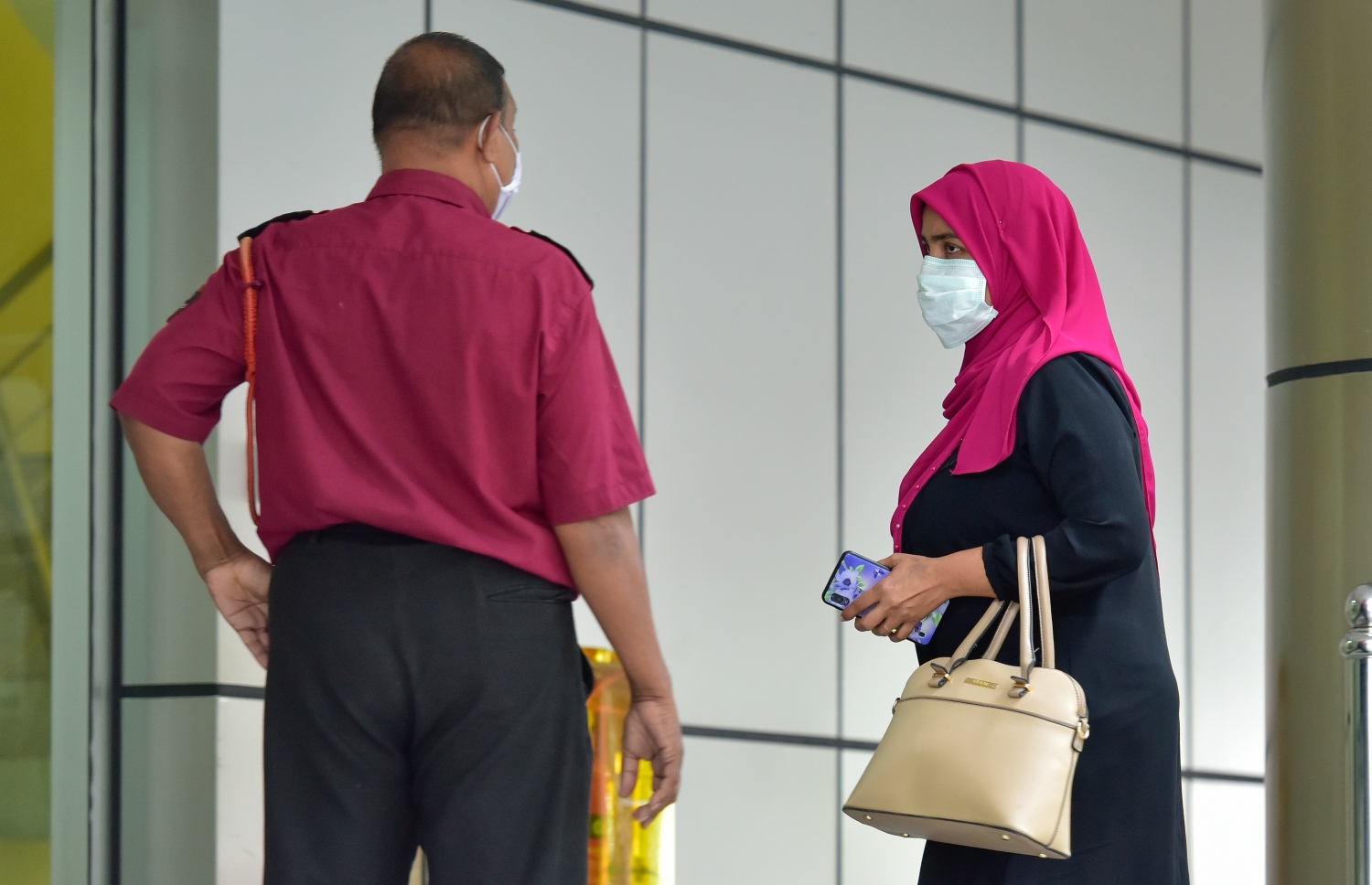 މާލެ: ޖުލައި 5، 2020: ކޮވިޑް-19 އިން ރައްކާތެރިވުމުގެ ފިޔަވަޅުތަކަށް ދިން ލުޔާ އެކު، ސަރުކާރުގެ އޮފީސްތައް މިއަދު ހުޅުވުމުން، އޮފީހަކަށް ދާ މުވައްޒަފަކު ވެލާނާގޭގެ އިމާރާތަށް ވަންނަނީ.---ފޮޓޯ: އަހުމަދު އަވްޝަން/މިހާރު