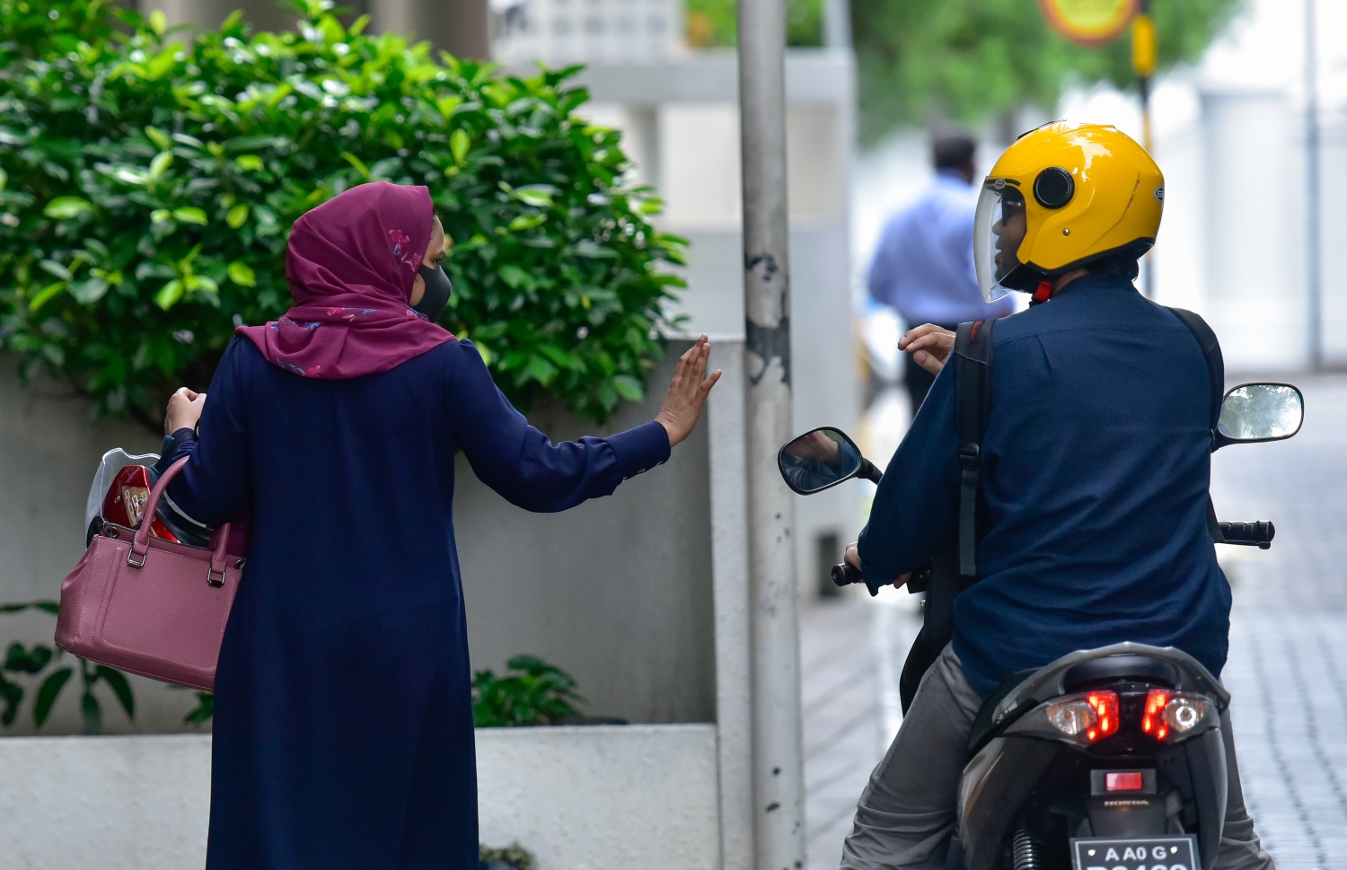 މާލެ: ޖުލައި 5، 2020- ކޮވިޑް-19 އިން ރައްކާތެރިވުމުގެ ފިޔަވަޅުތަކަށް ދިން ލުޔާ އެކު، ސަރުކާރުގެ އޮފީސްތައް މިއަދު ހުޅުވުމުން، އޮފީހަކަށް ދާ މުވައްޒަފަކު ސައިކަލުން ފައިބައިގެން ދަނީ.---ފޮޓޯ: އަހުމަދު އަވްޝަން/މިހާރު