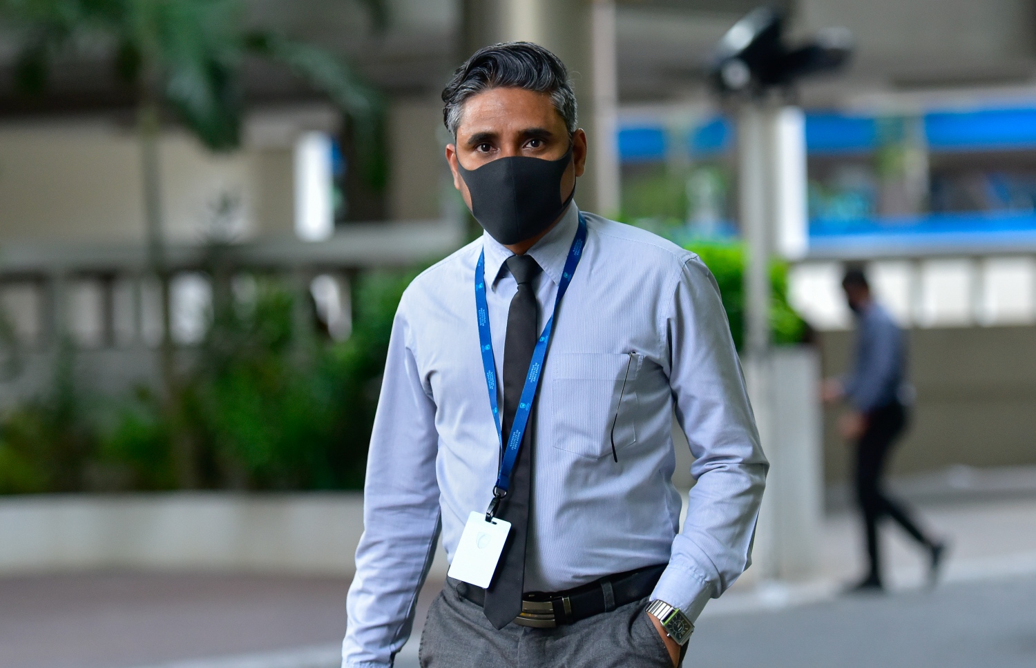 މާލެ: ޖުލައި 5، 2020: ކޮވިޑް-19 އިން ރައްކާތެރިވުމުގެ ފިޔަވަޅުތަކަށް ދިން ލުޔާ އެކު، ސަރުކާރުގެ އޮފީސްތައް މިއަދު ހުޅުވުމުން، އޮފީހަކަށް ދާ މުވައްޒަފަކު ވެލާނާގޭގެ އިމާރާތަށް ވަންނަނީ.---ފޮޓޯ: އަހުމަދު އަވްޝަން/މިހާރު