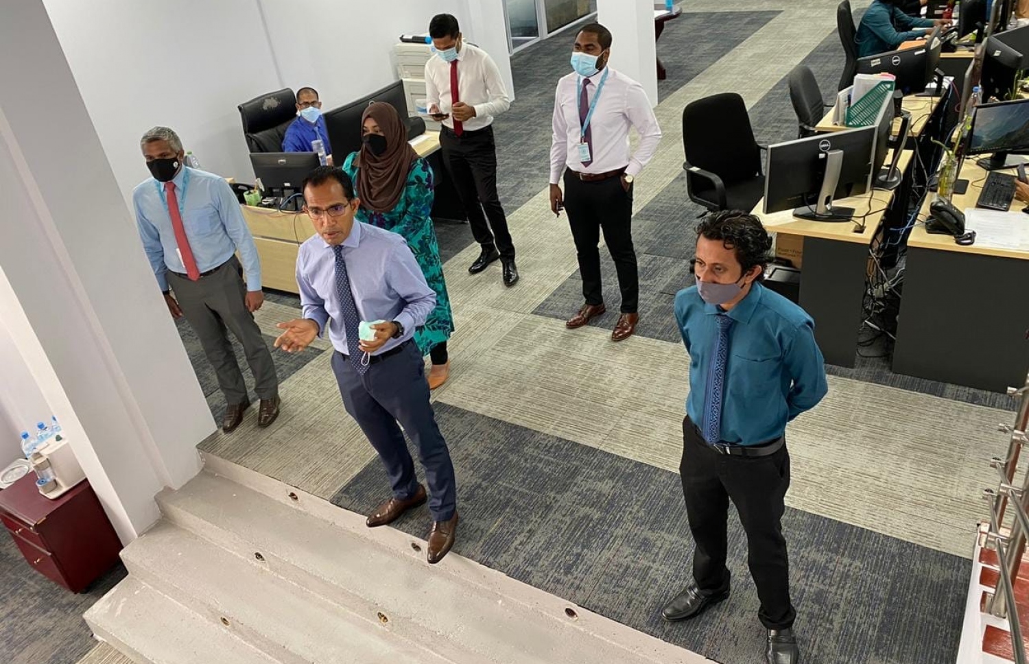 މާލެ: ޖުލައި 5، 2020- ކޮވިޑް-19 އިން ރައްކާތެރިވުމުގެ ފިޔަވަޅުތަކަށް ދިން ލުޔާ އެކު، ސަރުކާރުގެ އޮފީސްތައް މިއަދު ހުޅުވުމުން, ކޮމިއުނިކޭޘަން މިނިސްޓްރީ އާއި އެންސީއައިޓީގެ މުވައްޒަފުންނާ ކޮމިއުނިކޭޝަން މިނިސްޓަރު މުހައްމަދު މަލީހު ޖަމާލް ބައްދަލުކުރެއްވުން.---ފޮޓޯ: ކޮމިއުނިކޭޝަން މިނިސްޓްރީ