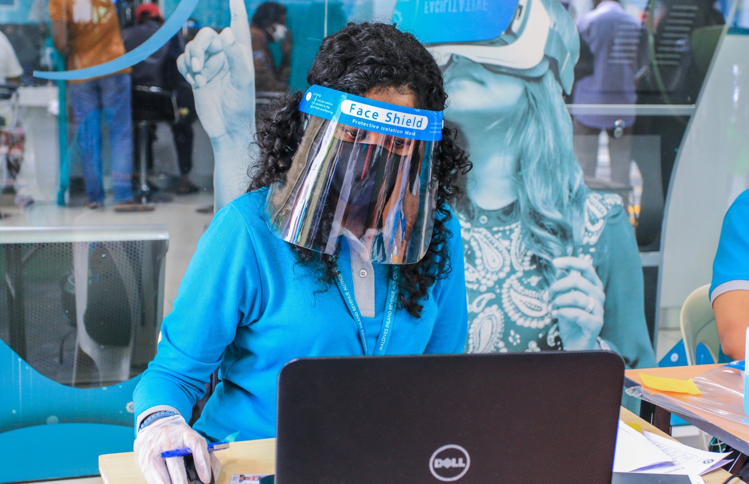 މާލެ: ޖުލައި 5، 2020- ކޮވިޑް-19 އިން ރައްކާތެރިވުމުގެ ފިޔަވަޅުތަކަށް ދިން ލުޔާ އެކު، ސަރުކާރުގެ އޮފީސްތައް މިއަދު ހުޅުވުމުން, މީރާގެ މުވައްޒަފުން މާސްކު، އަންގި އަދި ފޭސް ޝީލްޑާއެކު މަސައްކަތް ކުރަނީ.---ފޮޓޯ: މީރާ