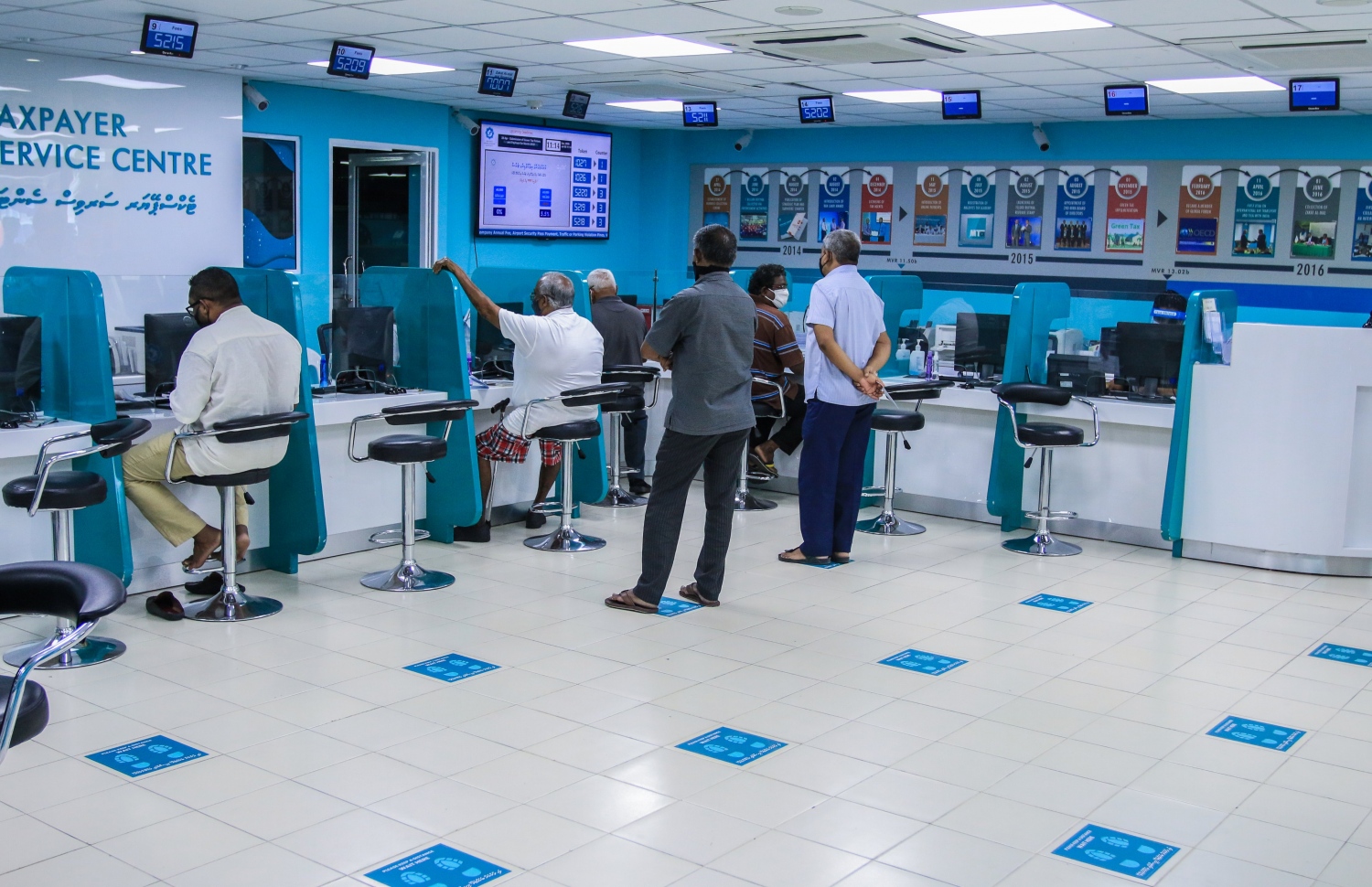 މާލެ: ޖުލައި 5، 2020- ކޮވިޑް-19 އިން ރައްކާތެރިވުމުގެ ފިޔަވަޅުތަކަށް ދިން ލުޔާ އެކު، ސަރުކާރުގެ އޮފީސްތައް މިއަދު ހުޅުވުމުން, މީރާއިން ބަޔަކު ހިދުމަތް ހޯދަނީ.---ފޮޓޯ: މީރާ