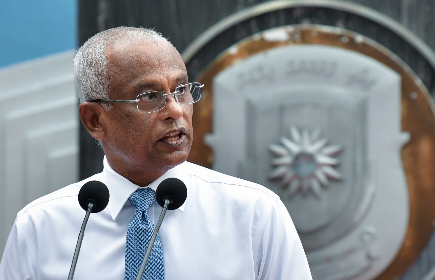 ފުލުހުންނާ ބައްދަލުކުރައްވައި އިސްކަންދަރު ކޮށީގައި ރައީސް އިއްޔެ ވާހަކަފުޅުދައްކަވަނީ.-- ފޮޓޯ: ނިޝާން އަލީ/ މިހާރު