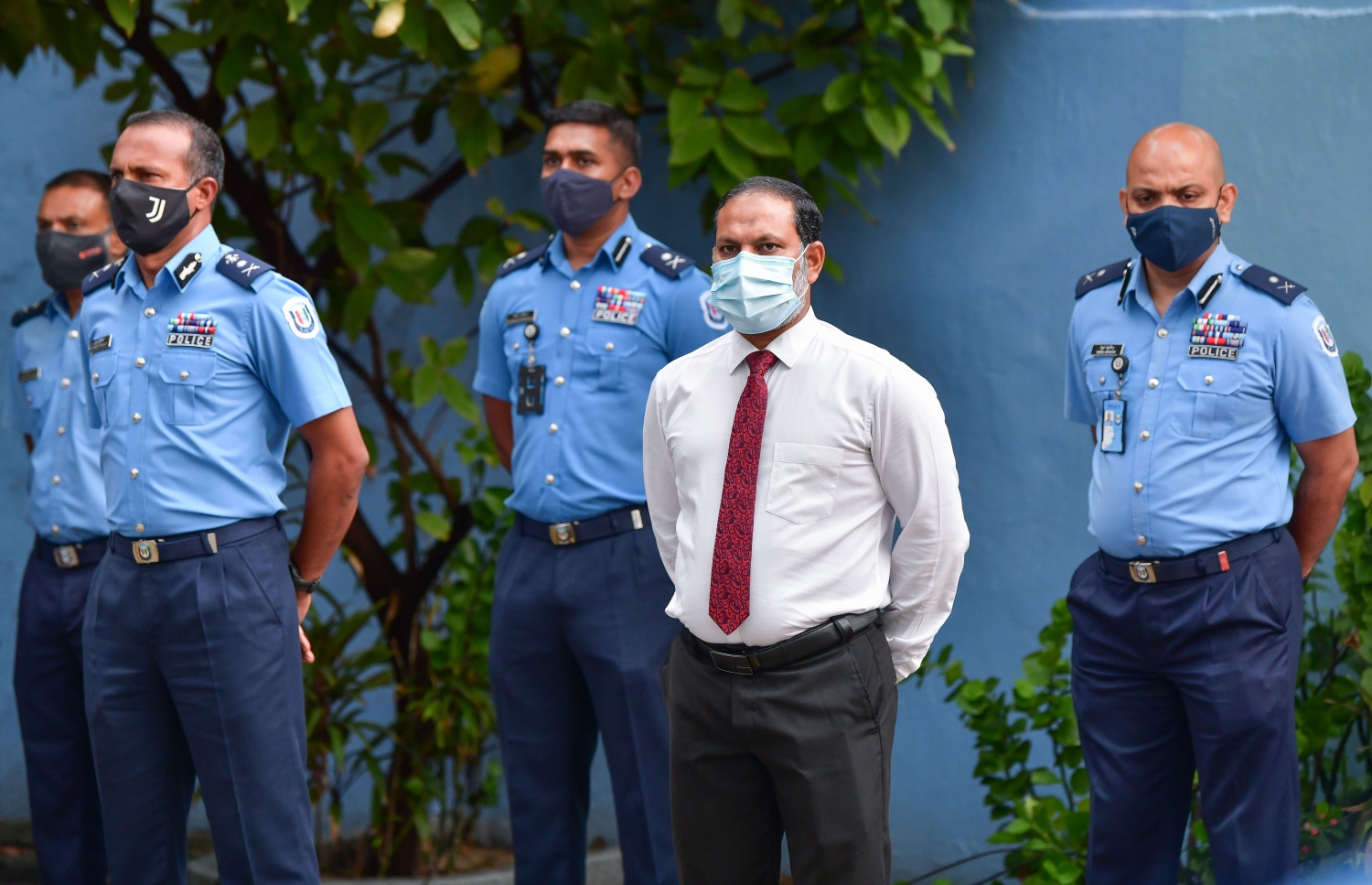 ރައީސް އިބްރާހިމް މުހައްމަދު ސޯލިހު ފުލުހުންނާ ބައްދަލުކުރެއްވުމަށް އިސްކަންދަރުކޮށީގައި ބޭއްވި ރަސްމިއްޔާތުގައި ހޯމް މިނިސްޓަރު އިމްރާނާއި ޕޮލިސް ކޮމިޝަނަރު ހަމީދާއި ފުލުހުންގެ އިސްވެރިން ބައިވެރިވެވަޑައިގަންނަވަނީ--. ފޮޓޯ:ނިޝާން އަލީ/މިހާރު