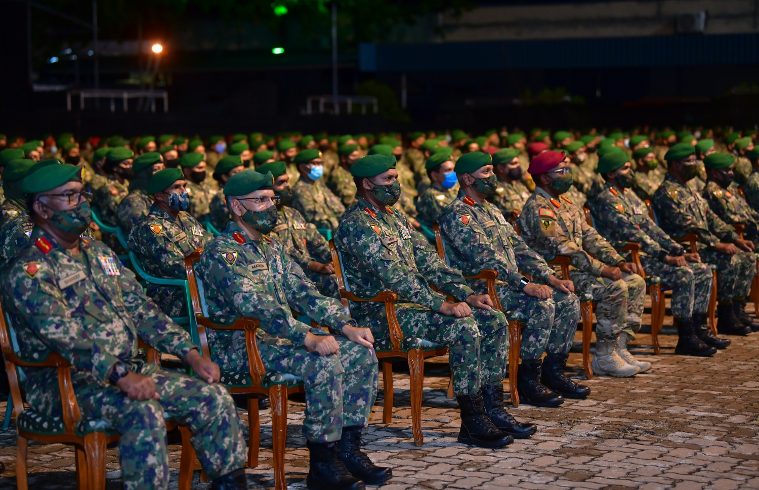 މާލެ: ޖުލައި 5، 2020- ކޮވިޑް-19 އިން ދިވެހިން ރައްކާތެރިކުރުމަށް ސަރުކާރުން އެޅި ފިޔަވަޅުތަކަށް ސިފައިންގެ ފަރާތުން ދިން އެއްބާރުލުމާއި އެހީތެރިކަމުގެ އަގު ވަޒަން ކުރެއްވުމުގެ ގޮތުން ރައީސް އިބްރާހިމް މުހައްމަދު ސޯލިހު، ސިފައިންނާ ބައްދަލުކުރައްވަން ބޭއްވި ރަސްމިއްޔާތުގައި ބައިވެރިވި ބައެއް ސިފައިން.---ފޮޓޯ: އަހުމަދު އަވްޝަން/މިހާރު