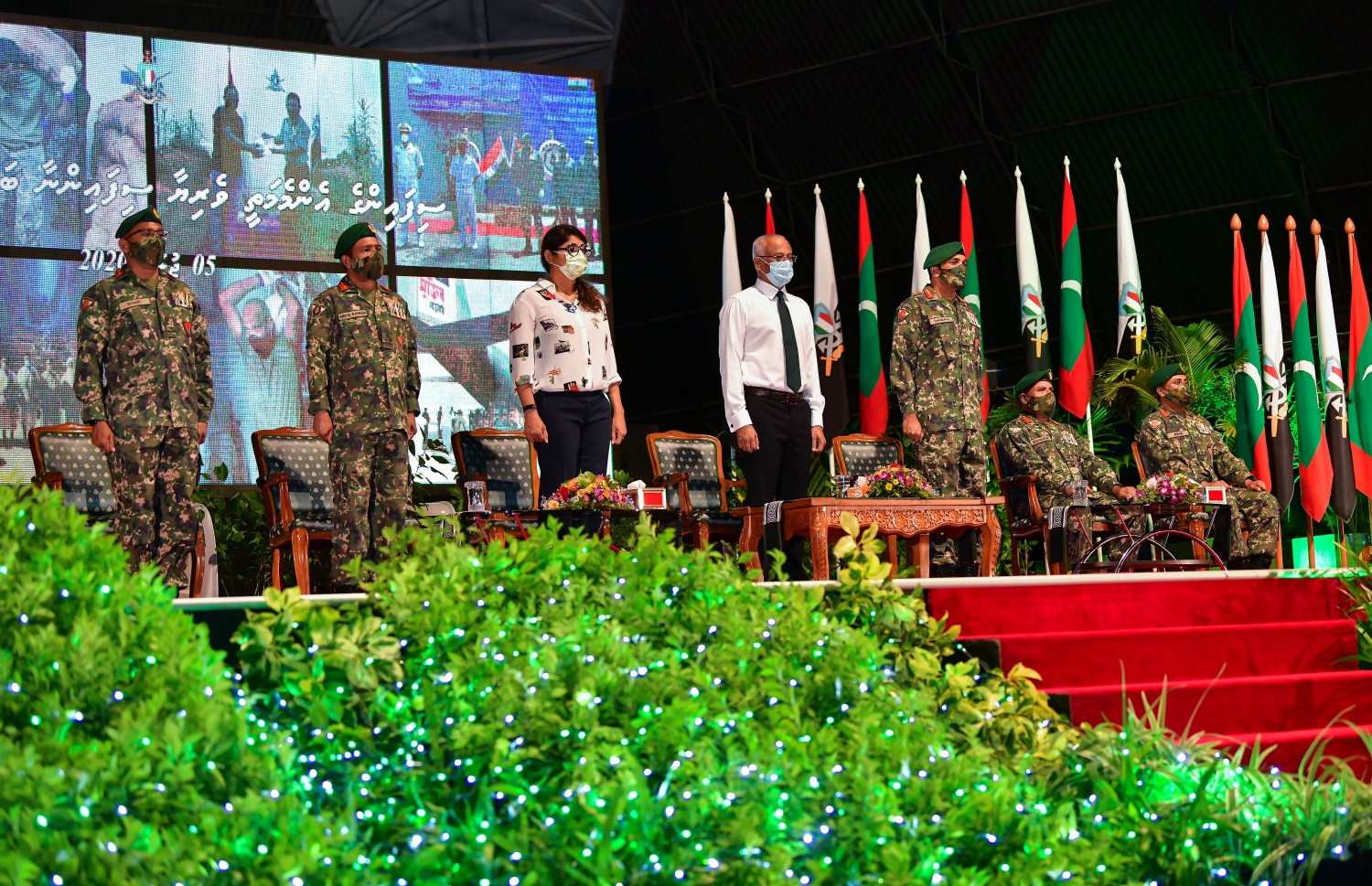 މާލެ: ޖުލައި 5، 2020- ކޮވިޑް-19 އިން ދިވެހިން ރައްކާތެރިކުރުމަށް ސަރުކާރުން އެޅި ފިޔަވަޅުތަކަށް ސިފައިންގެ ފަރާތުން ދިން އެއްބާރުލުމާއި އެހީތެރިކަމުގެ އަގު ވަޒަން ކުރެއްވުމުގެ ގޮތުން ރައީސް އިބްރާހިމް މުހައްމަދު ސޯލިހު، ސިފައިންނާ ބައްދަލުކުރައްވަން ބޭއްވި ރަސްމިއްޔާތުގައި އެ މަނިކުފާނުގެ އިތުރުން ޑިފެންސް މިނިސްޓަރު މާރިޔާ އަހުމަދު ދީދީ އާއި ޗީފް އޮފް ޑިފެންސް ފޯސް މޭޖާ ޖެނެރަލް އަބްދުﷲ ޝަމާލްގެ އިތުރުން ސިފައިންގޭގެ ބައެއް އެހެން ވެރިން.---ފޮޓޯ: އަހުމަދު އަވްޝަން/މިހާރު