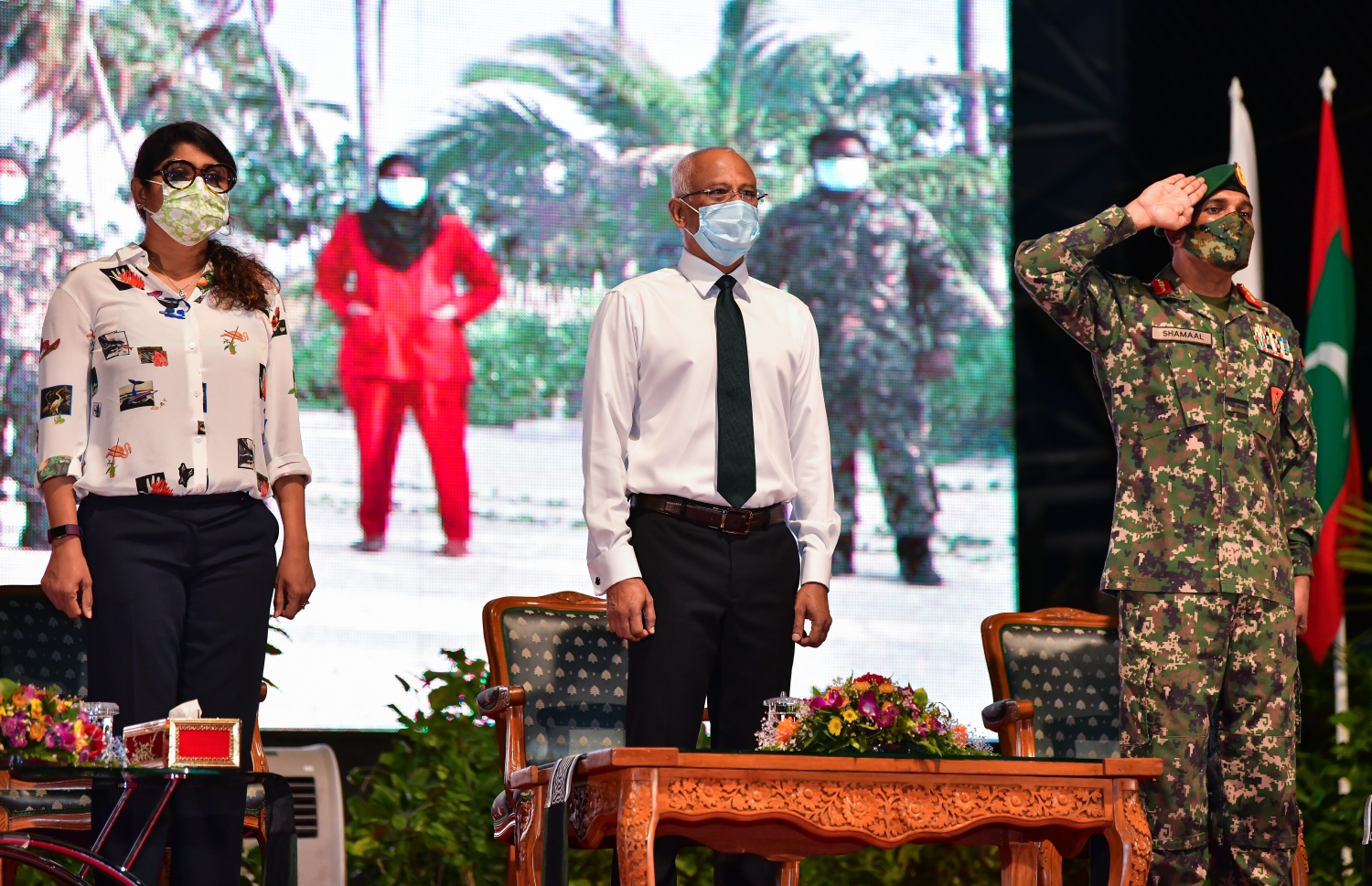 މާލެ: ޖުލައި 5، 2020- ކޮވިޑް-19 އިން ދިވެހިން ރައްކާތެރިކުރުމަށް ސަރުކާރުން އެޅި ފިޔަވަޅުތަކަށް ސިފައިންގެ ފަރާތުން ދިން އެއްބާރުލުމާއި އެހީތެރިކަމުގެ އަގު ވަޒަން ކުރެއްވުމުގެ ގޮތުން ރައީސް އިބްރާހިމް މުހައްމަދު ސޯލިހު، ސިފައިންނާ ބައްދަލުކުރައްވަން ބޭއްވި ރަސްމިއްޔާތުގައި އެ މަނިކުފާނުގެ އިތުރުން ޑިފެންސް މިނިސްޓަރު މާރިޔާ އަހުމަދު ދީދީ އާއި ޗީފް އޮފް ޑިފެންސް ފޯސް މޭޖާ ޖެނެރަލް އަބްދުﷲ ޝަމާލް ބައިވެރިވެވަޑައިގަންނަވަނީ.---ފޮޓޯ: އަހުމަދު އަވްޝަން/މިހާރު