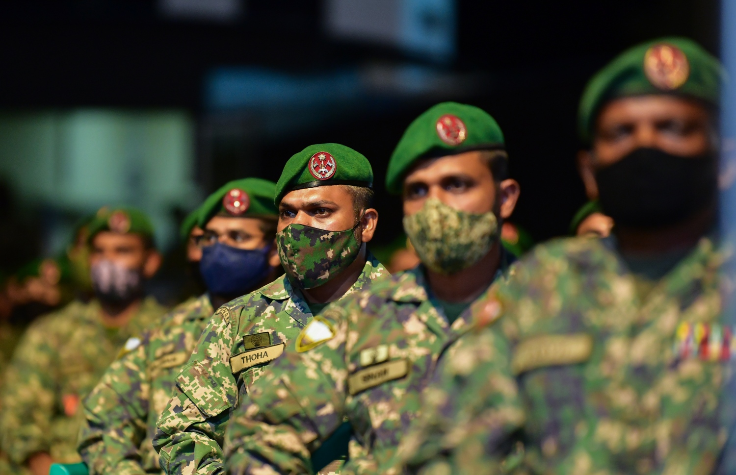 މާލެ: ޖުލައި 5، 2020- ކޮވިޑް-19 އިން ދިވެހިން ރައްކާތެރިކުރުމަށް ސަރުކާރުން އެޅި ފިޔަވަޅުތަކަށް ސިފައިންގެ ފަރާތުން ދިން އެއްބާރުލުމާއި އެހީތެރިކަމުގެ އަގު ވަޒަން ކުރެއްވުމުގެ ގޮތުން ރައީސް އިބްރާހިމް މުހައްމަދު ސޯލިހު، ސިފައިންނާ ބައްދަލުކުރައްވަން ބޭއްވި ރަސްމިއްޔާތުގައި ބައިވެރިވި ބައެއް ސިފައިން.---ފޮޓޯ: އަހުމަދު އަވްޝަން/މިހާރު