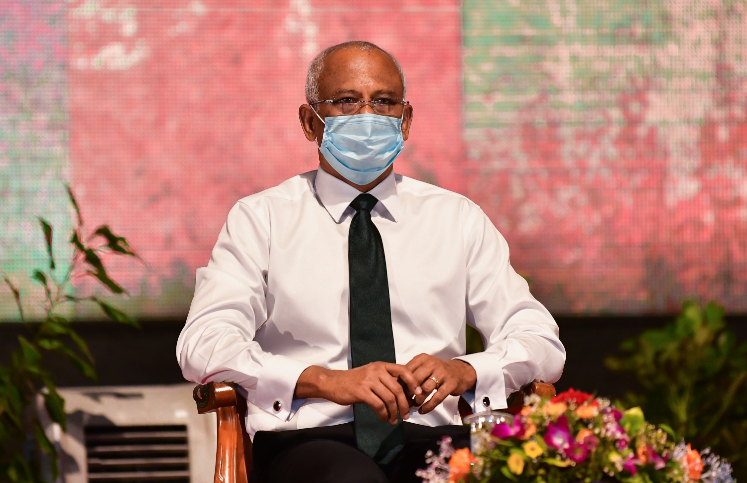 މާލެ: ޖުލައި 5، 2020- ކޮވިޑް-19 އިން ދިވެހިން ރައްކާތެރިކުރުމަށް ސަރުކާރުން އެޅި ފިޔަވަޅުތަކަށް ސިފައިންގެ ފަރާތުން ދިން އެއްބާރުލުމާއި އެހީތެރިކަމުގެ އަގު ވަޒަން ކުރުމުގެ ގޮތުން ބޭއްވި ރަސްމިއްޔާތުގައި ރައީސް އަދި ސިފައިންގެ އެންމެ މަތީވެރިޔާ އިބްރާހިމް މުހައްމަދު ސޯލިހު ބައިވެރިވެވަޑައިގަންނަވަނީ.---ފޮޓޯ: އަހުމަދު އަވްޝަން/މިހާރު