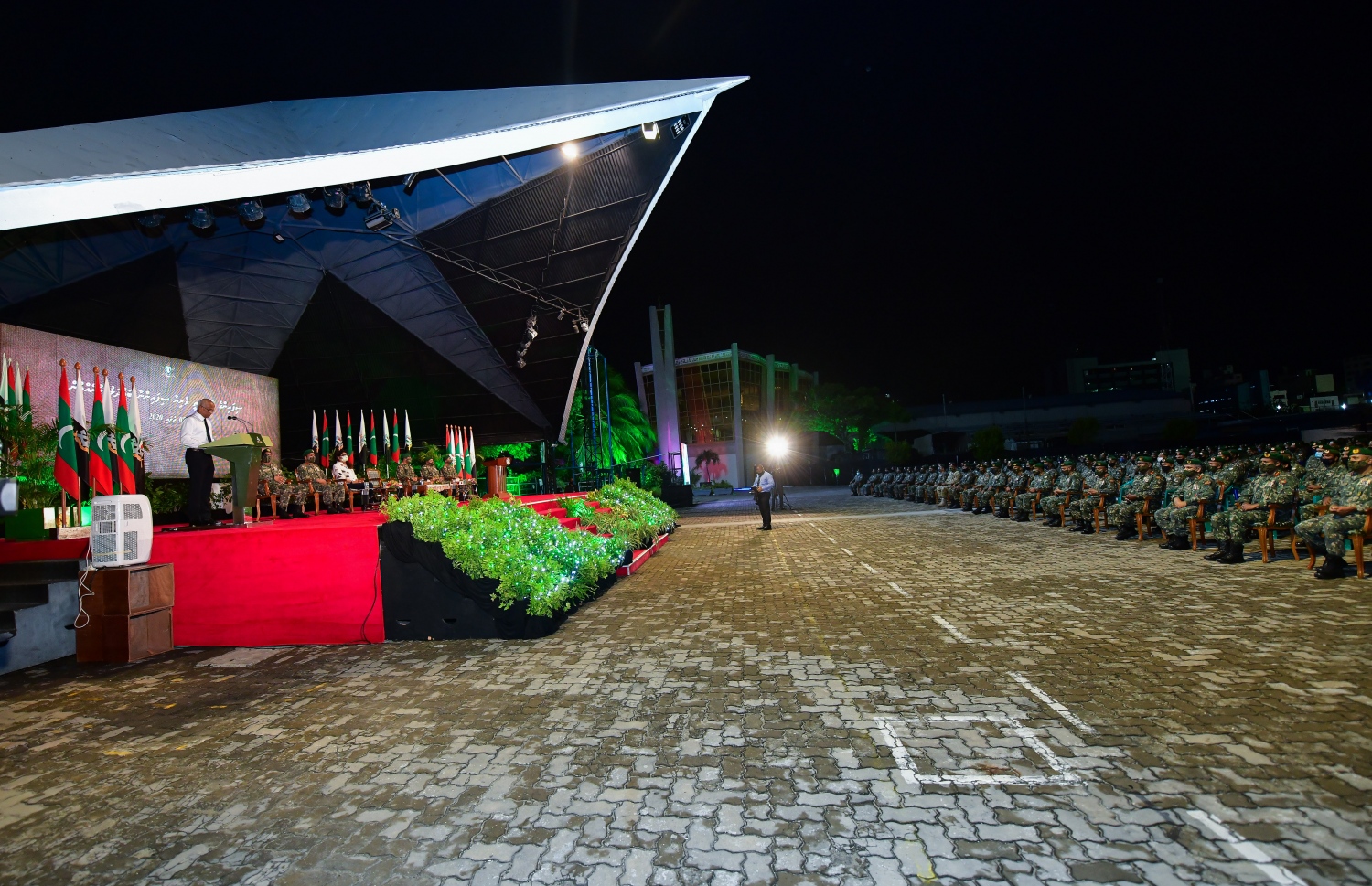 މާލެ: ޖުލައި 5، 2020- ކޮވިޑް-19 އިން ދިވެހިން ރައްކާތެރިކުރުމަށް ސަރުކާރުން އެޅި ފިޔަވަޅުތަކަށް ސިފައިންގެ ފަރާތުން ދިން އެއްބާރުލުމާއި އެހީތެރިކަމުގެ އަގު ވަޒަން ކުރެއްވުމުގެ ގޮތުން ރައީސް އިބްރާހިމް މުހައްމަދު ސޯލިހު، ސިފައިންނާ ބައްދަލުކުރައްވަން ބޭއްވި ރަސްމިއްޔާތުގައި ބައިވެރިވި ބައެއް ސިފައިން.---ފޮޓޯ: އަހުމަދު އަވްޝަން/މިހާރު