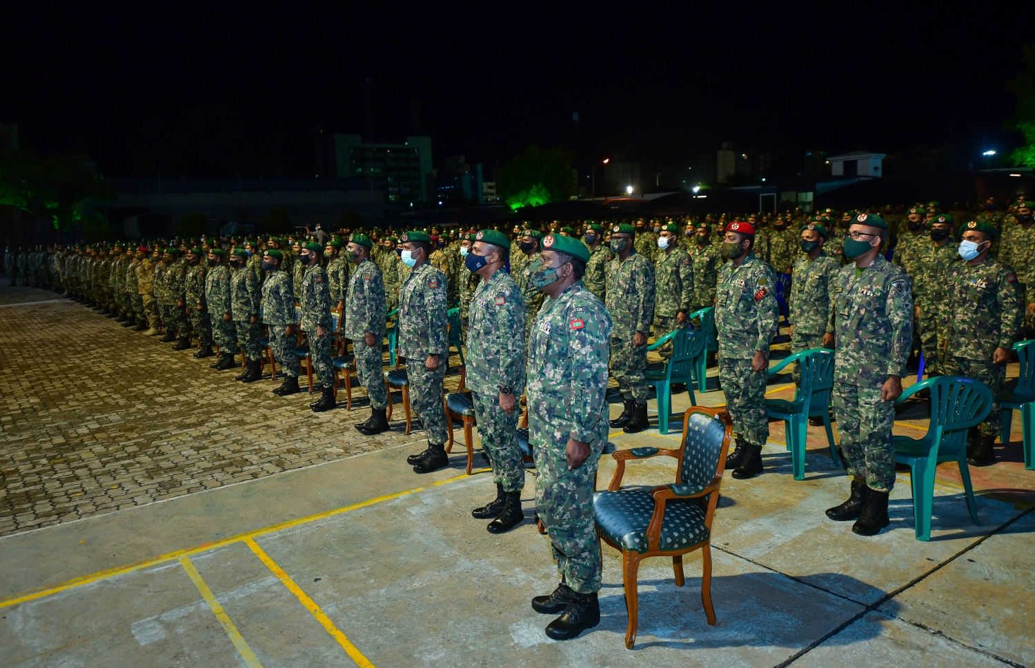 މާލެ: ޖުލައި 5، 2020- ކޮވިޑް-19 އިން ދިވެހިން ރައްކާތެރިކުރުމަށް ސަރުކާރުން އެޅި ފިޔަވަޅުތަކަށް ސިފައިންގެ ފަރާތުން ދިން އެއްބާރުލުމާއި އެހީތެރިކަމުގެ އަގު ވަޒަން ކުރެއްވުމުގެ ގޮތުން ރައީސް އިބްރާހިމް މުހައްމަދު ސޯލިހު، ސިފައިންނާ ބައްދަލުކުރައްވަން ބޭއްވި ރަސްމިއްޔާތުގައި ބައިވެރިވި ބައެއް ސިފައިން.---ފޮޓޯ: އަހުމަދު އަވްޝަން/މިހާރު