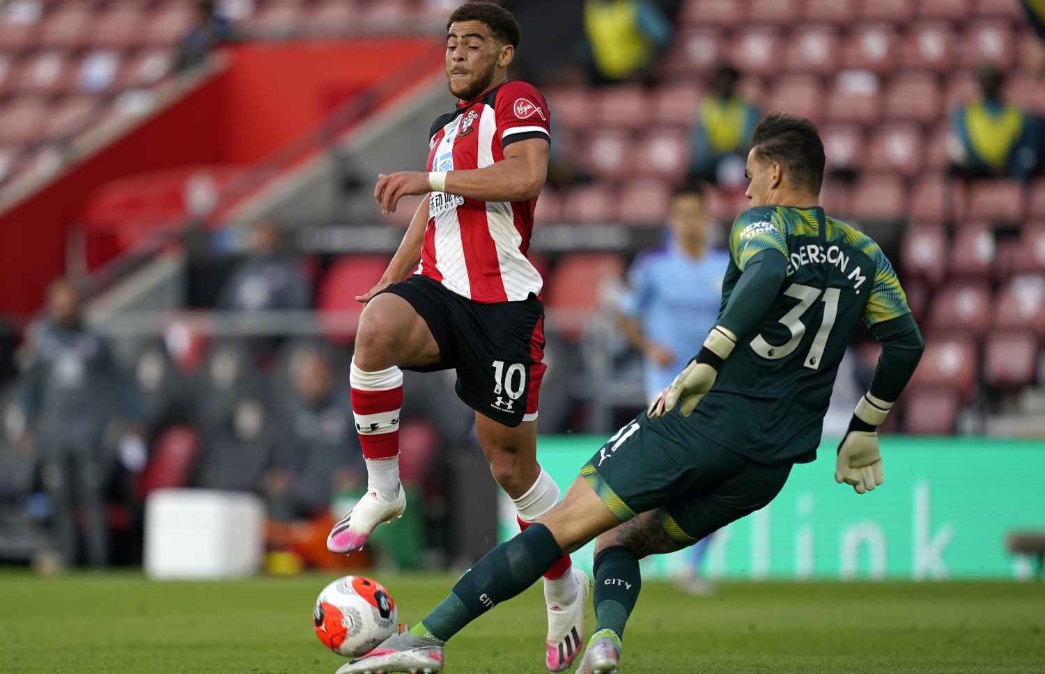 ސިޓީގެ ކީޕަރު އެޑަސަން (ކ) ސައުތެމްޓަންގެ އެޑަމްސް ކައިރިން ބޯޅަ ފޮނުވާލަނީ.-- ފޮޓޯ: އޭއެފްޕީ