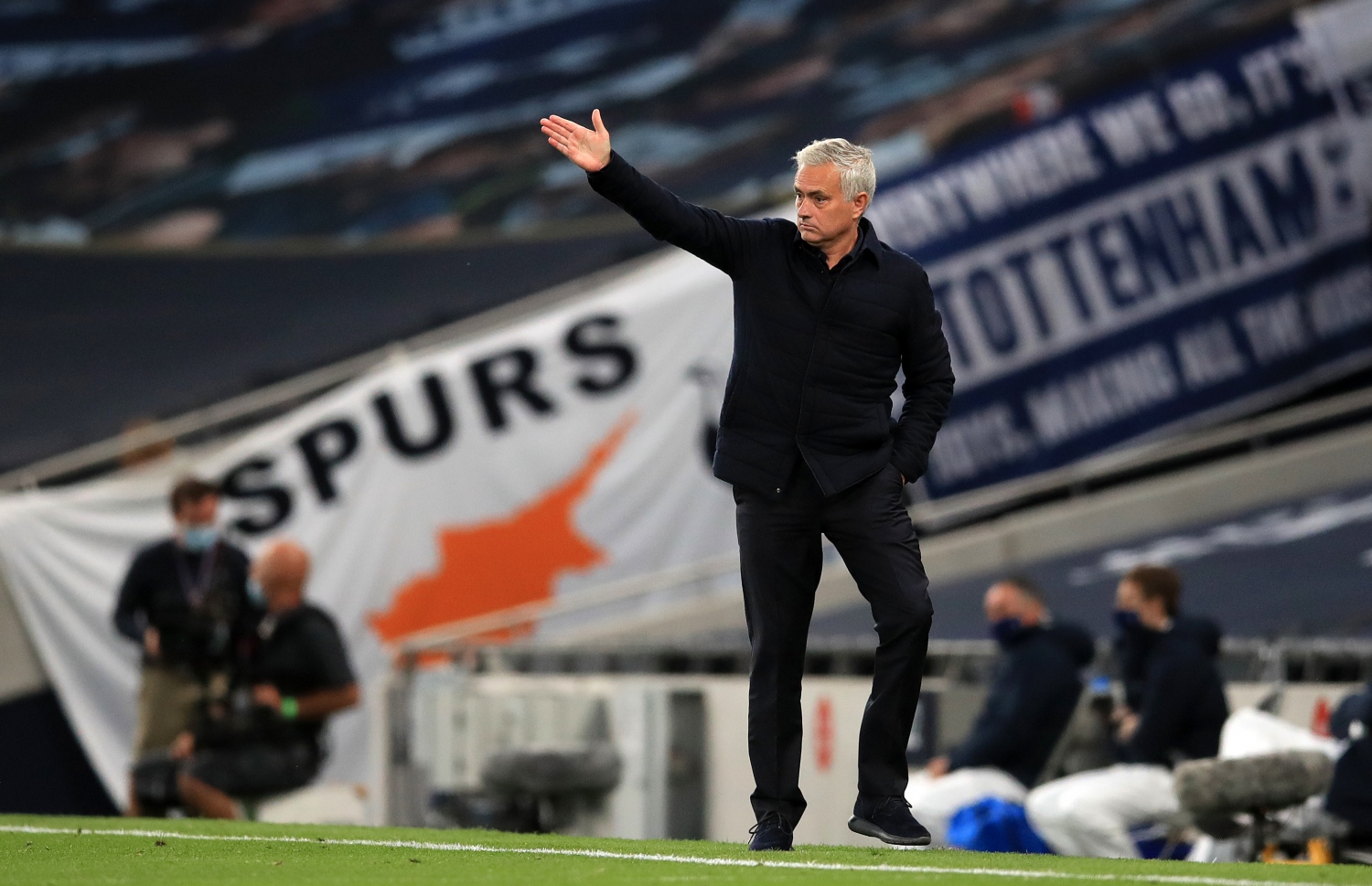 ރޭގެ މެޗުގެ ތެރެއިން ޓޮޓެންހަމް ކޯޗު މޮރީނިއޯ އުފާފާޅުކުރަނީ. -- ފޮޓޯ: އޭއެފްޕީ