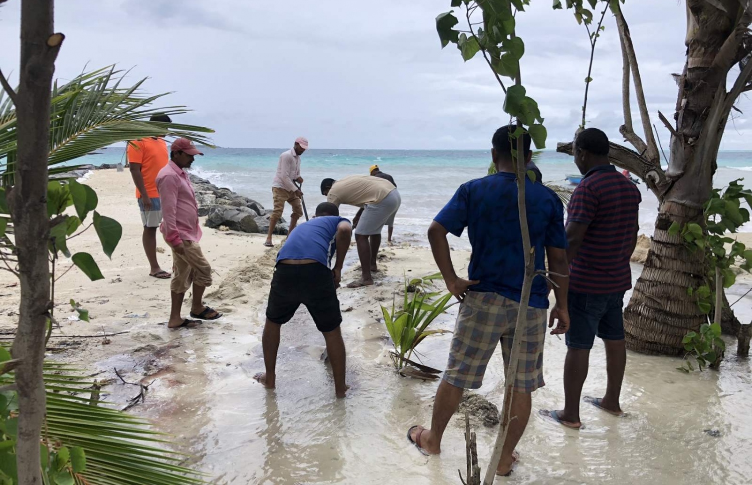 އއ. ރަސްދޫ އަށް އިއްޔެ އުދަ އަރާ ފެންބޮޑުވުމުން، ފެން ހިންދުމުގެ މަސައްކަތުގައި ބައެއް މީހުން ބައިވެރިވަނީ -- ފޮޓޯ: ރަސްދޫ ކައުންސިލް